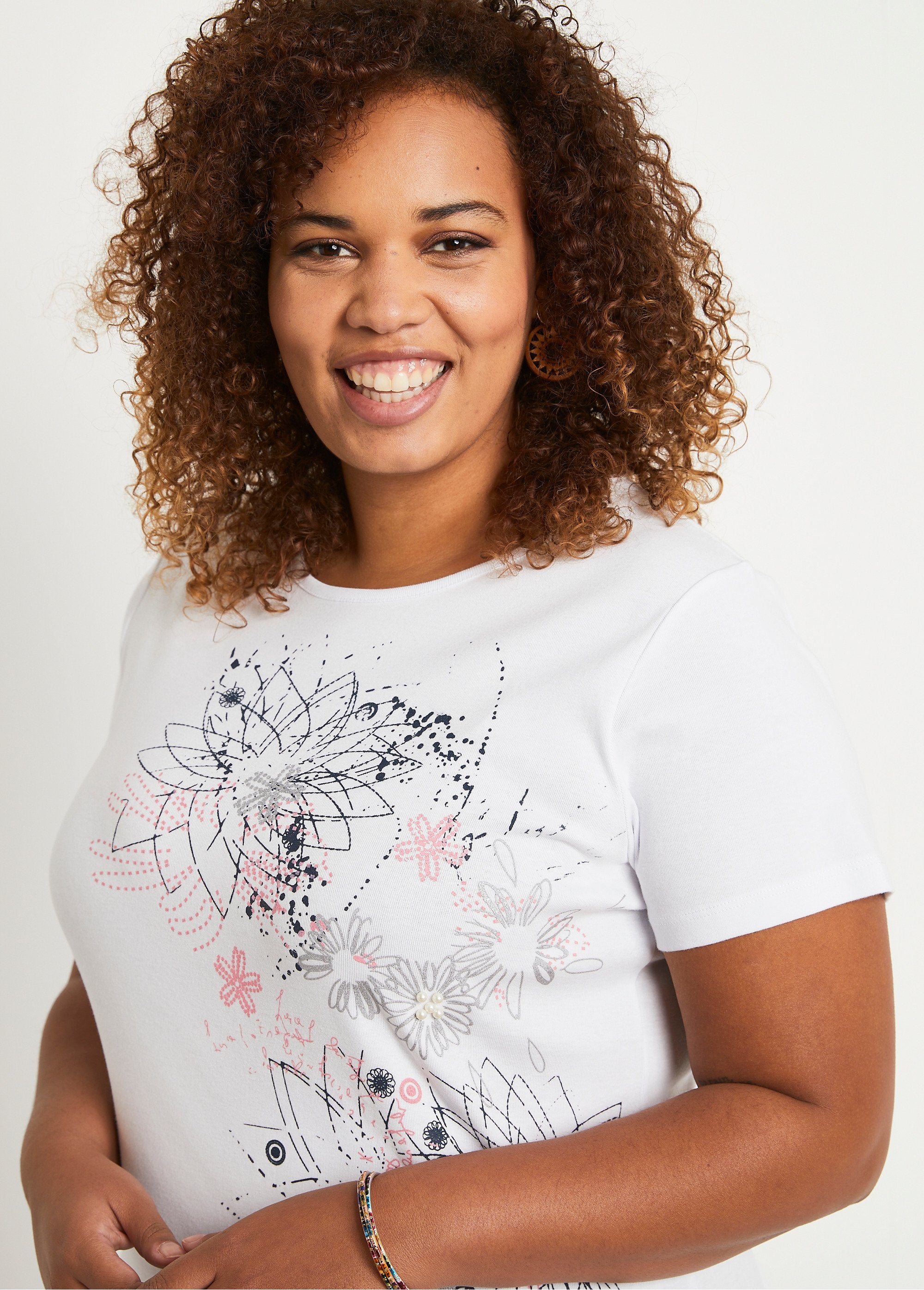 Lang_gebloemd_T-shirt_met_zijsplitten_WIT_DE1_curvy