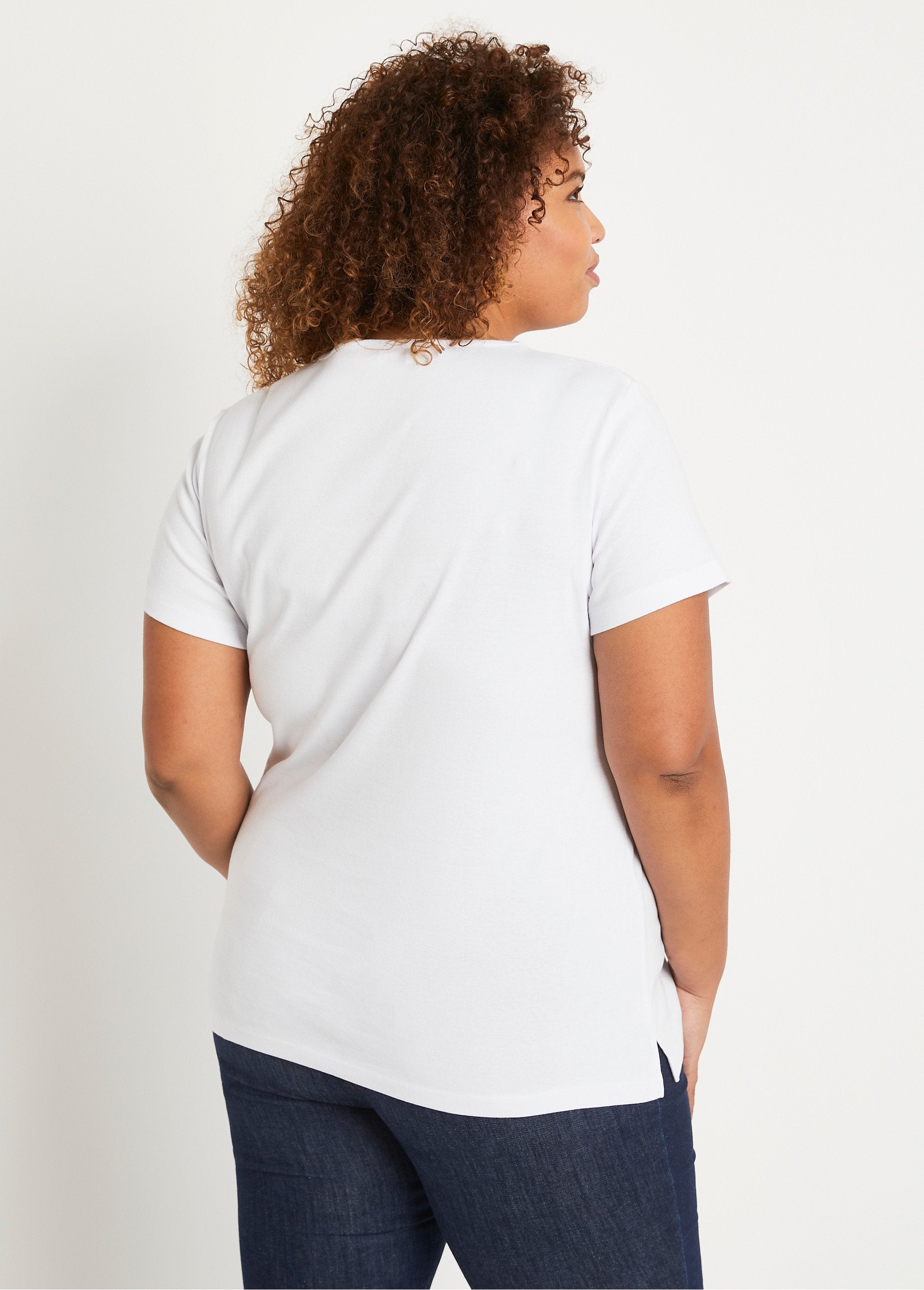 Lang_gebloemd_T-shirt_met_zijsplitten_WIT_DO1_curvy