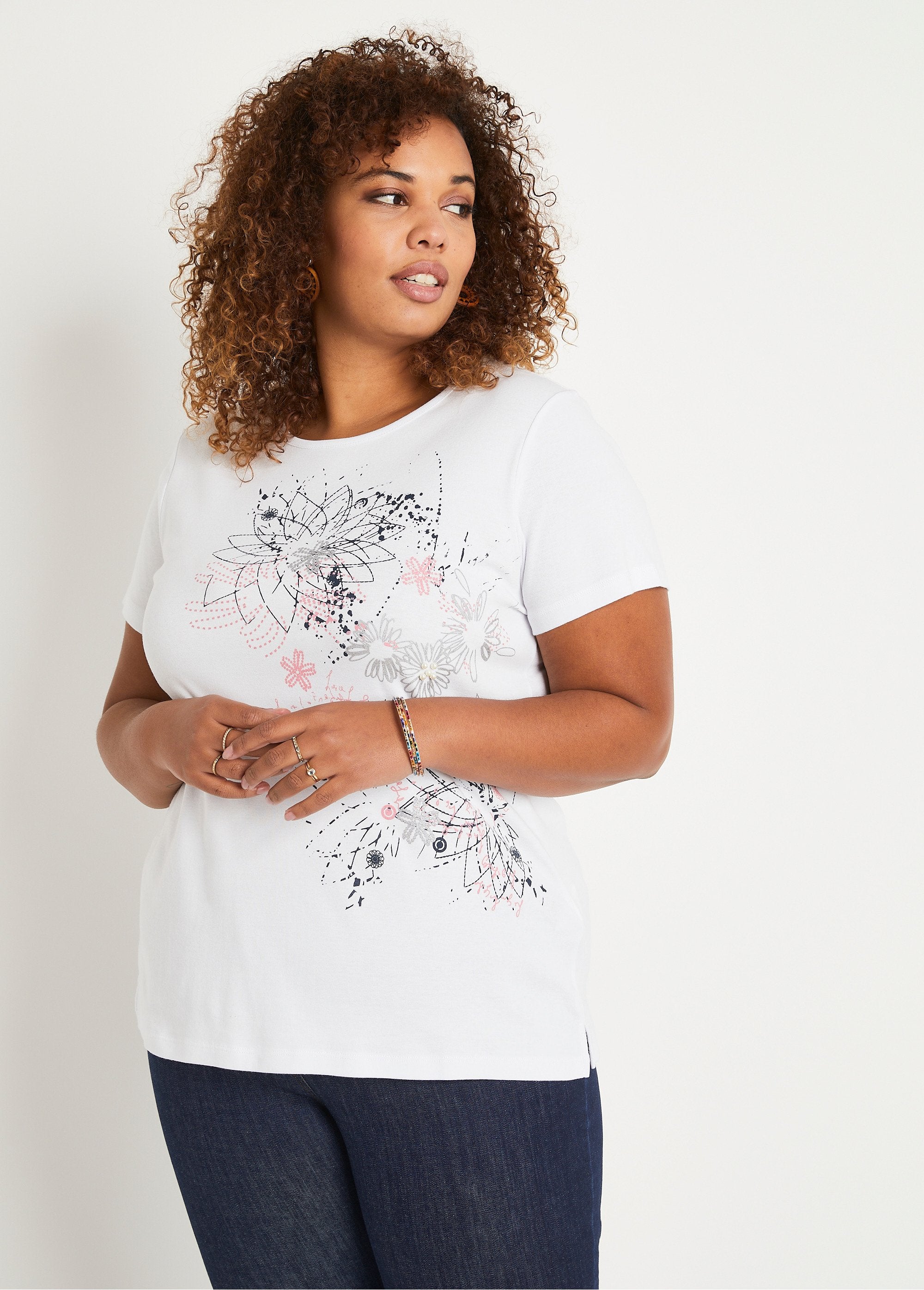 Lang_gebloemd_T-shirt_met_zijsplitten_WIT_FA1_curvy