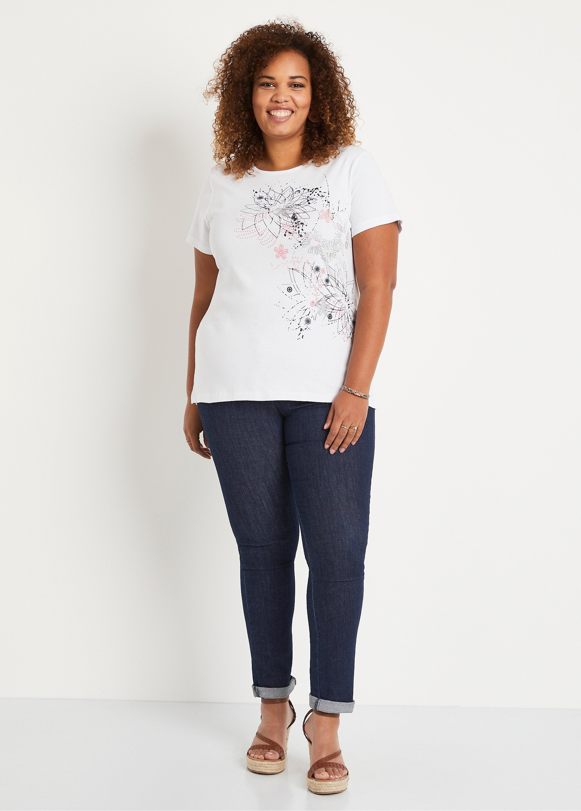 Lang_gebloemd_T-shirt_met_zijsplitten_WIT_SF1_curvy