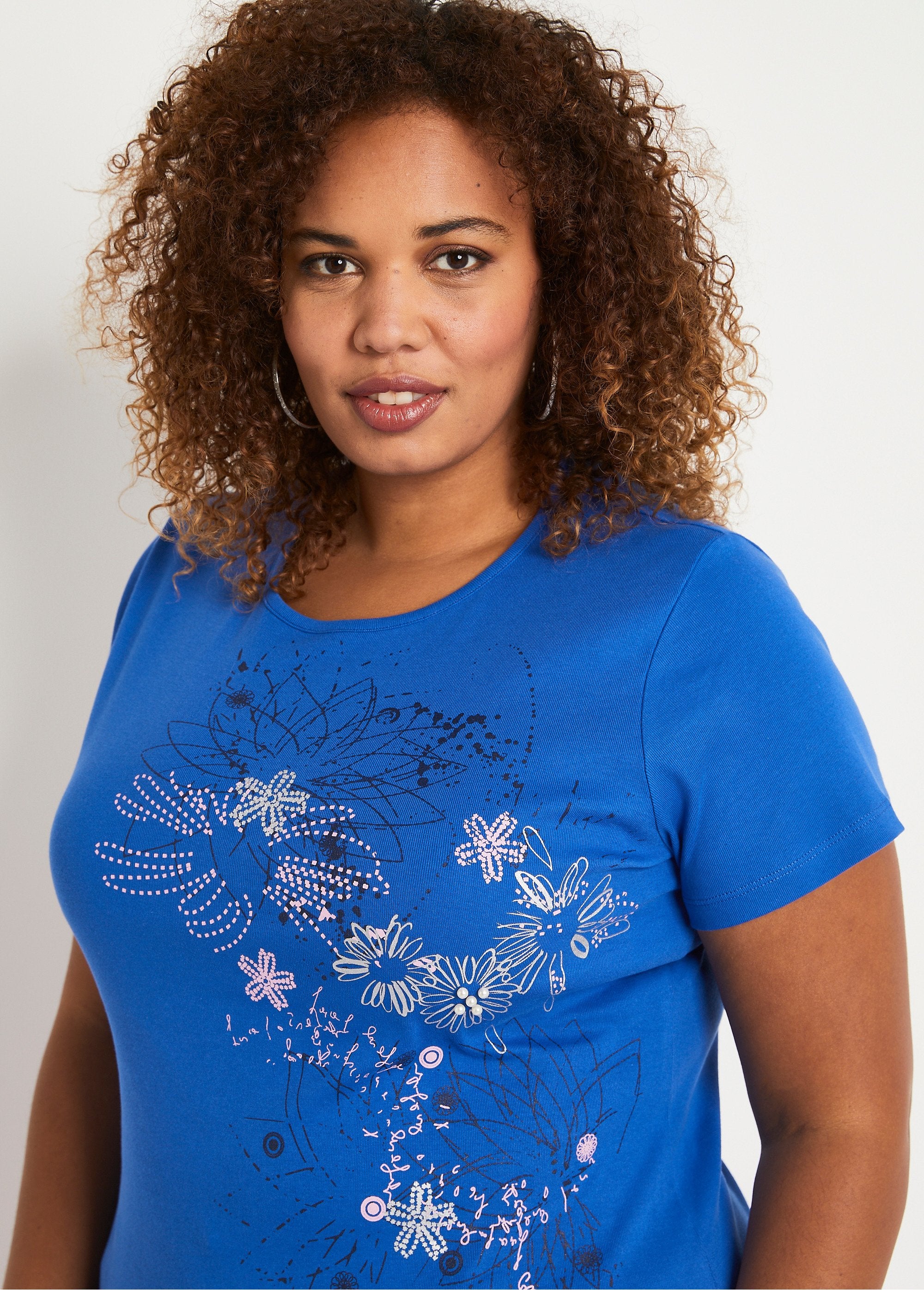 Lang_gebloemd_T-shirt_met_zijsplitten_BLAUW_DE2_curvy