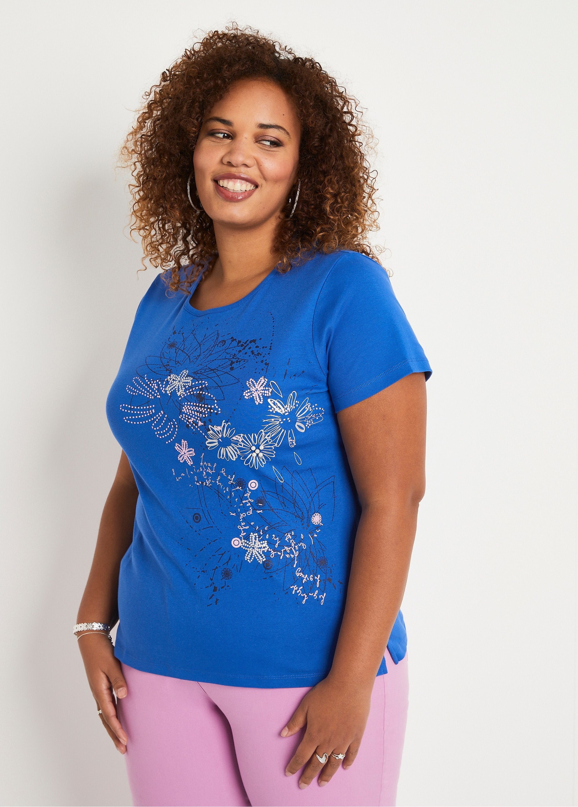 Lang_gebloemd_T-shirt_met_zijsplitten_BLAUW_FA1_curvy