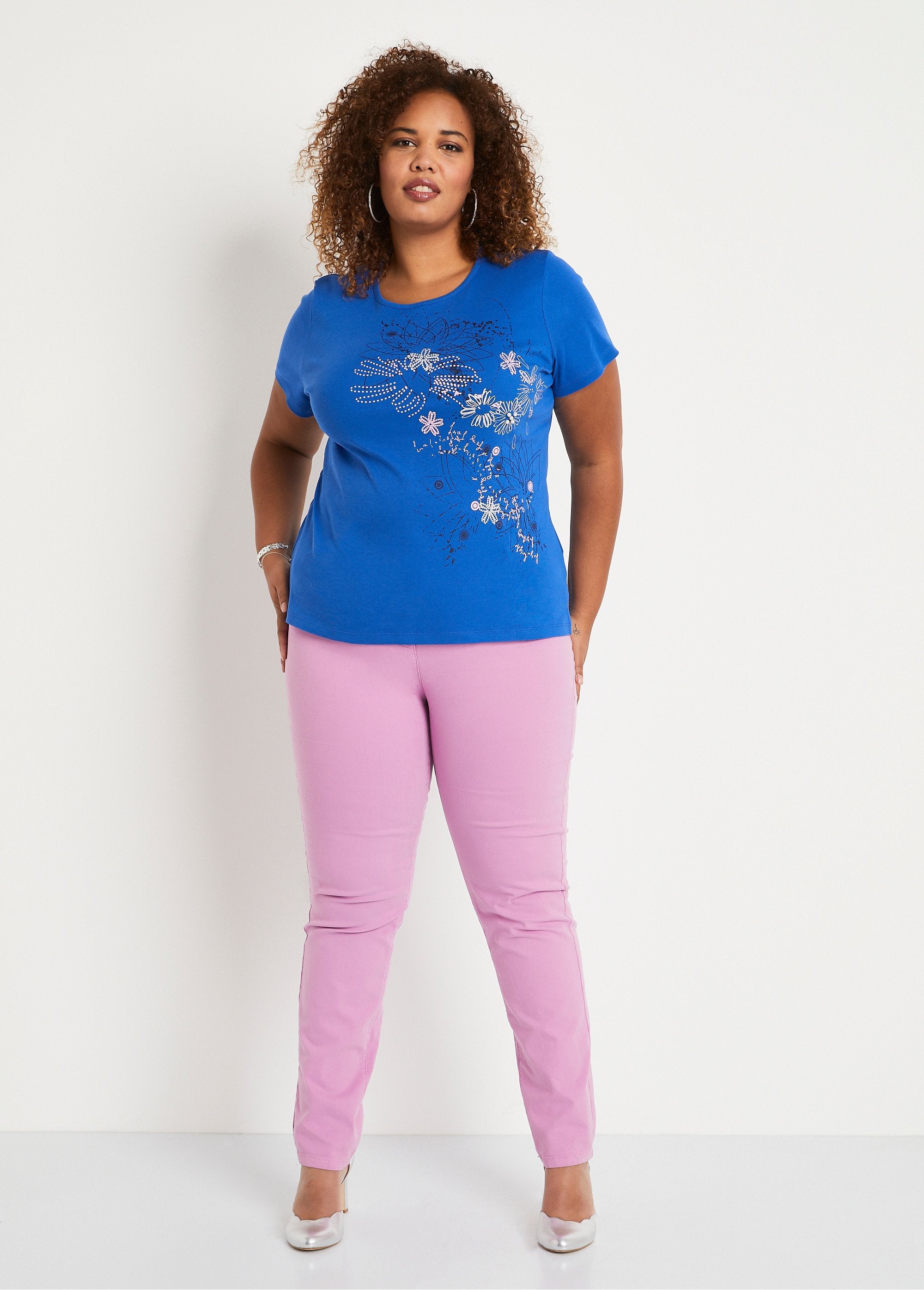 Lang_gebloemd_T-shirt_met_zijsplitten_BLAUW_SF1_curvy