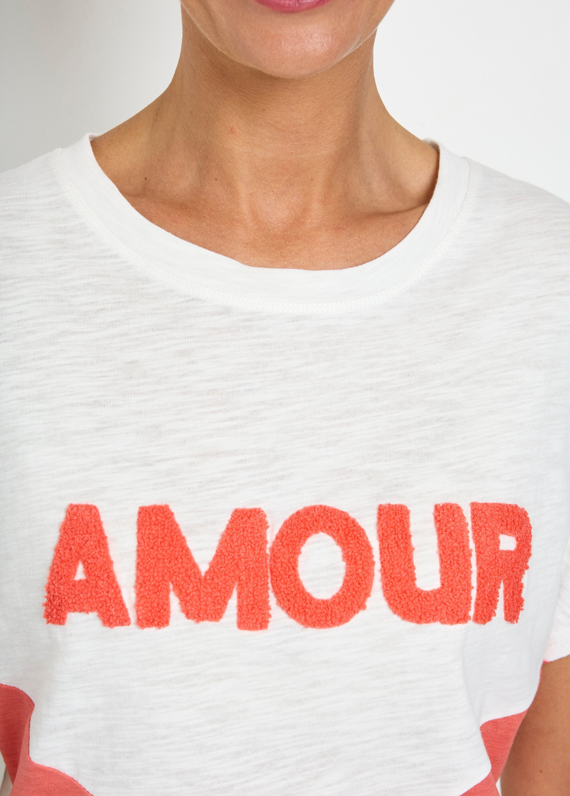 Tweekleurig_gebreid_T-shirt_met_boodschap_Corail_et_blanc_DE1_slim