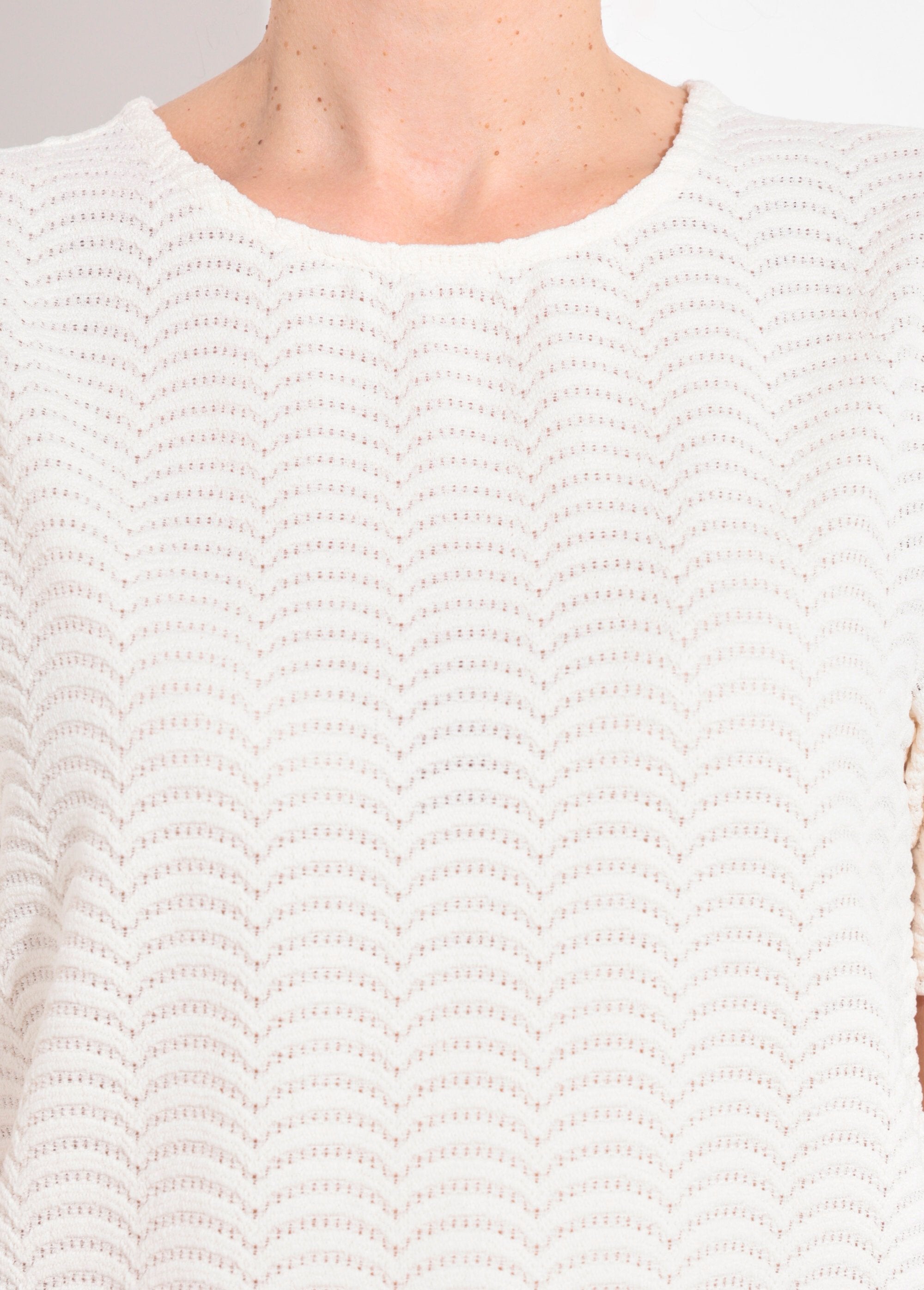 Gebreid_T-shirt_met_schubbenpatroon_Beige_DE1_slim