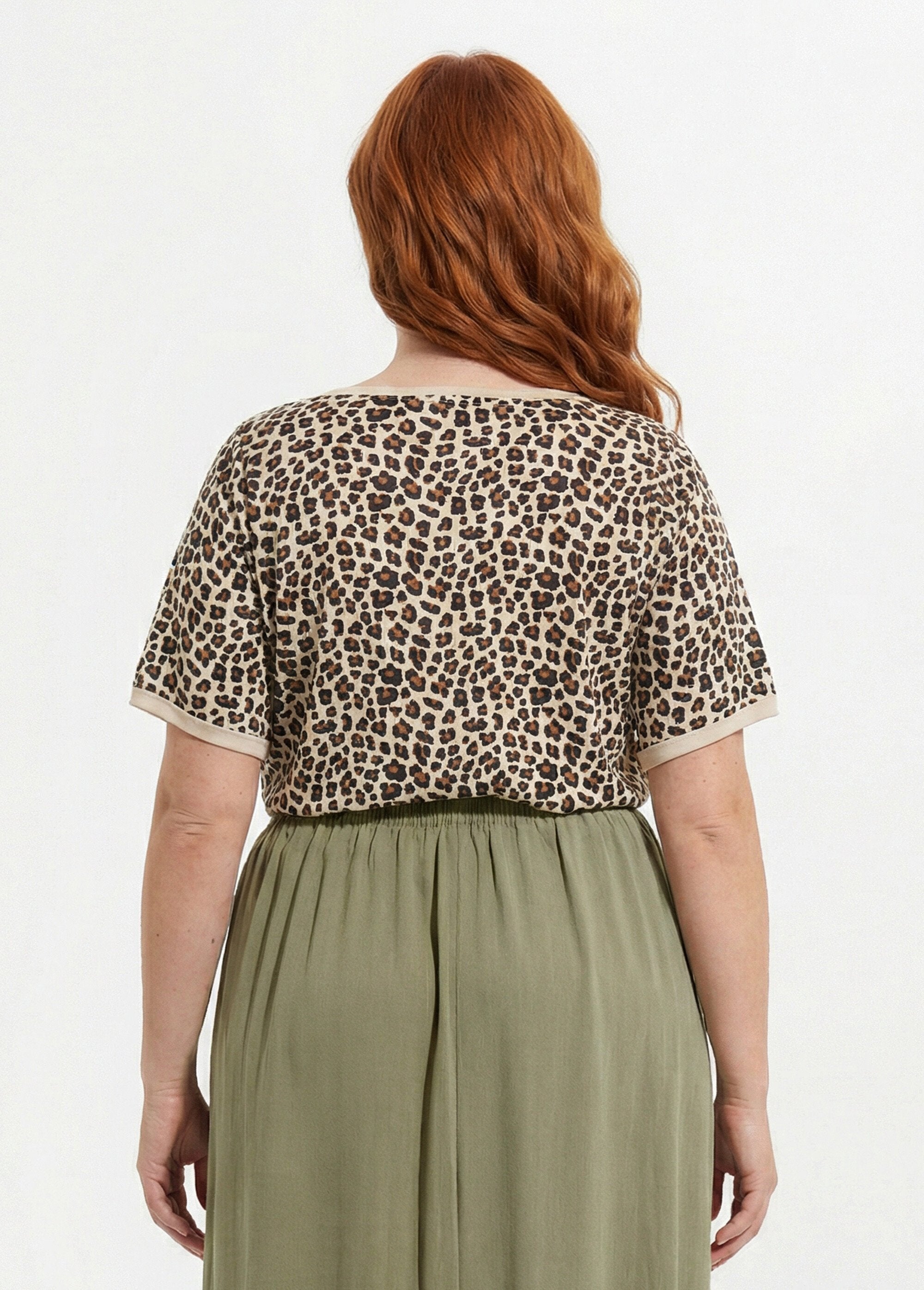 T-shirt_met_korte_mouwen_en_luipaardprint_Leopard_DO1_curvy
