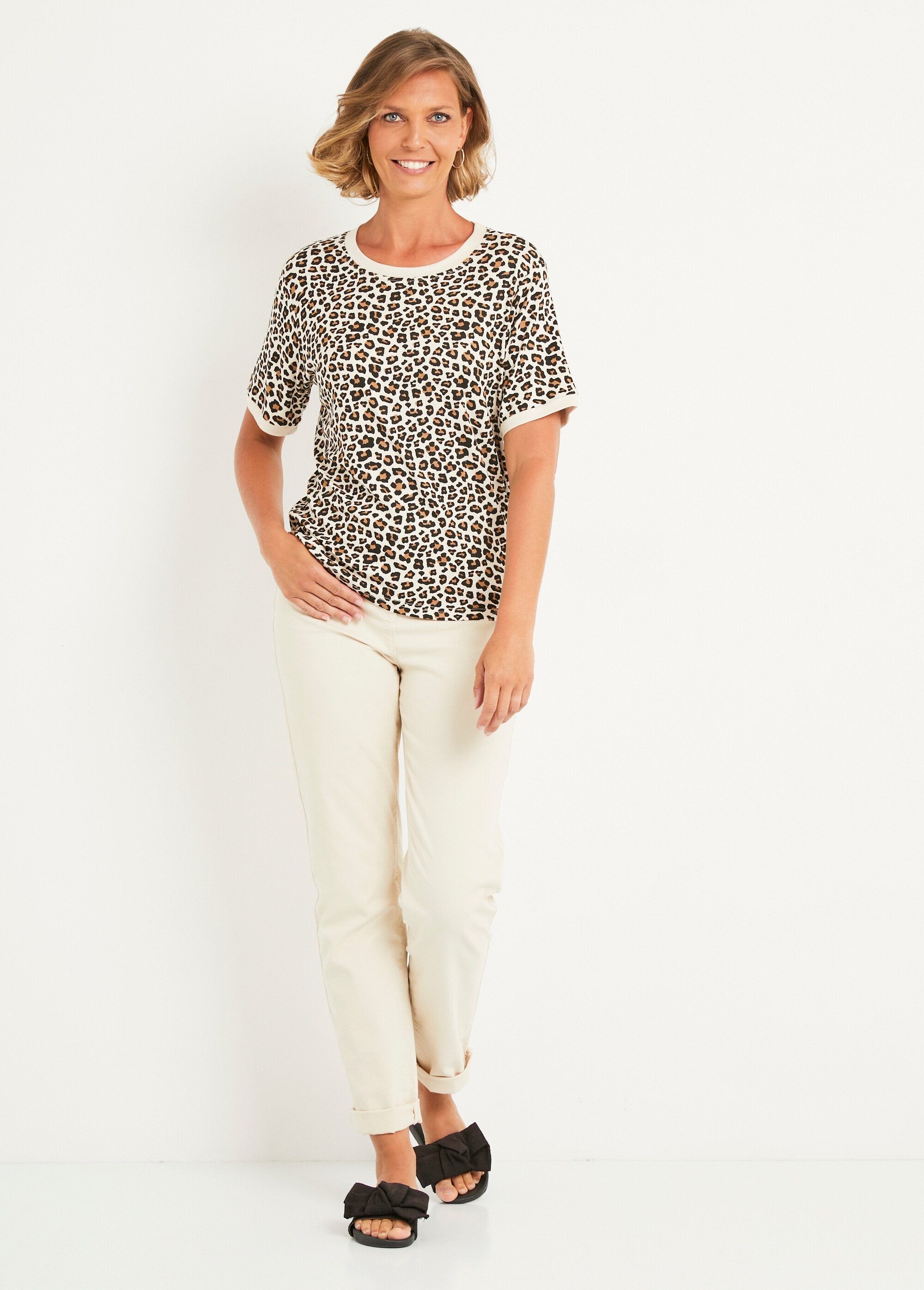 T-shirt_met_korte_mouwen_en_luipaardprint_Ecru_et_noir_SF1_slim