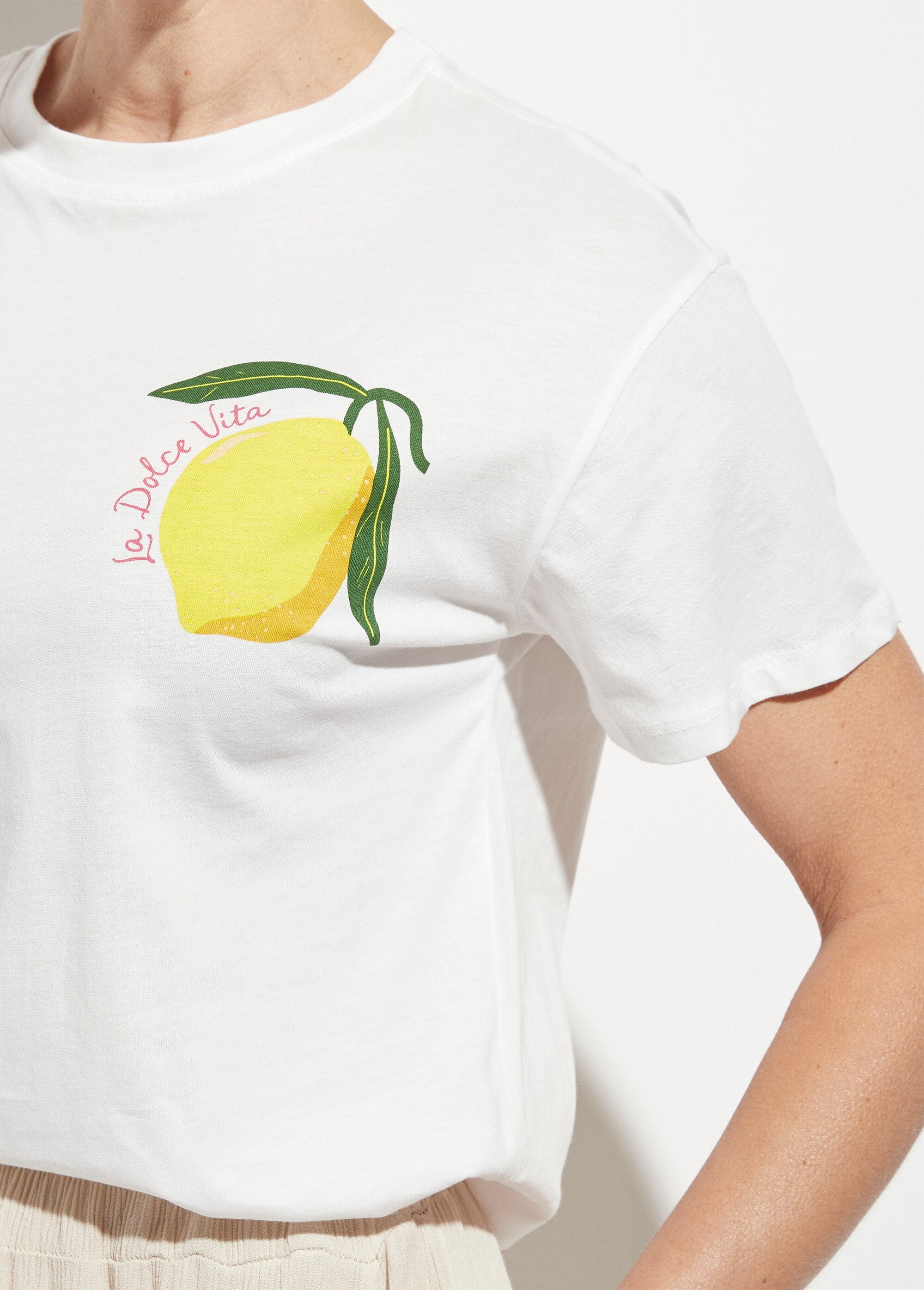 T-shirt_met_korte_mouwen_met_Dolce_Vita-thema_Blanc_DE1_slim