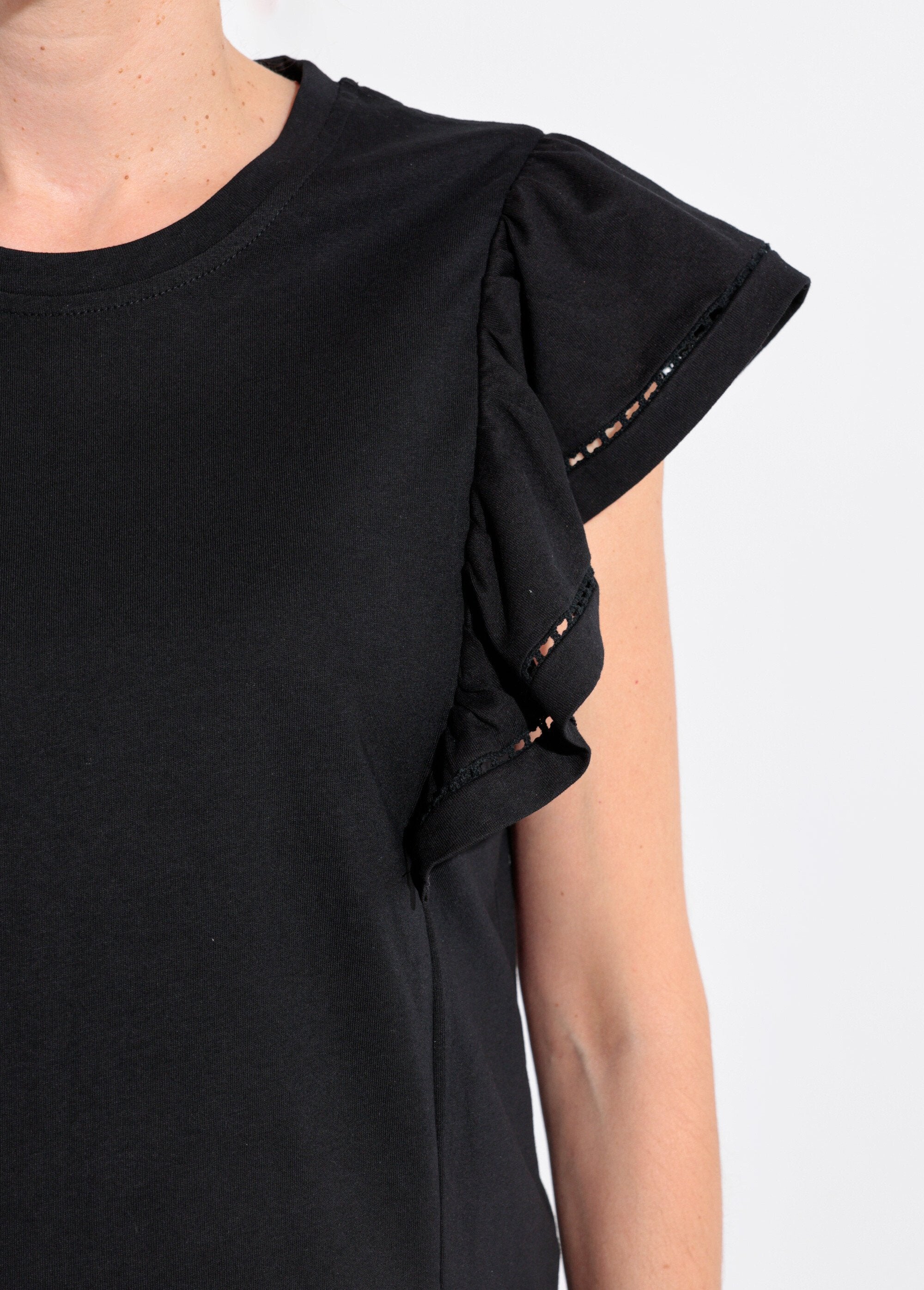 Opengewerkt_T-shirt_met_korte_mouwen_en_ruches_Noir_DE2_slim