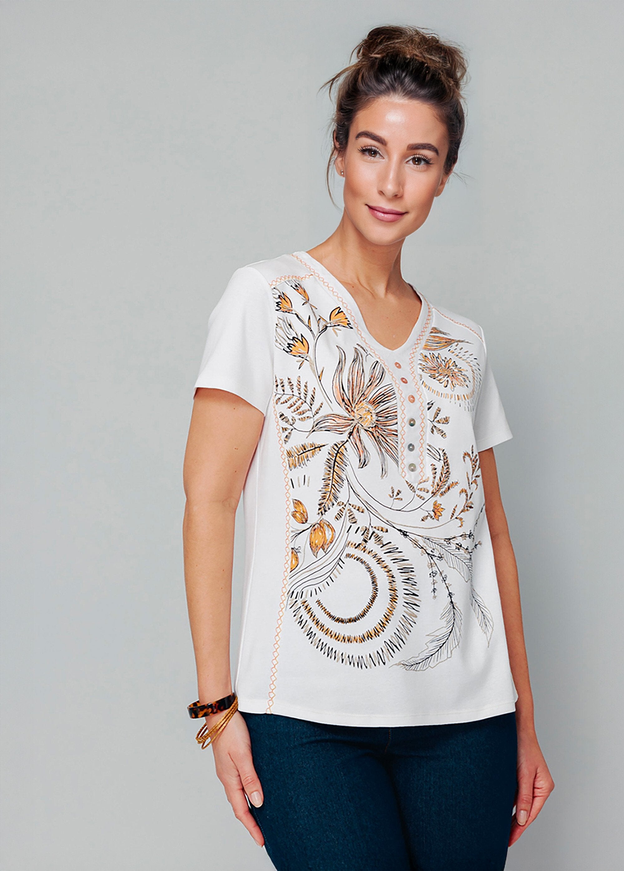 Gebloemd_T-shirt_met_borduursel_Natuurlijk_FA1_slim