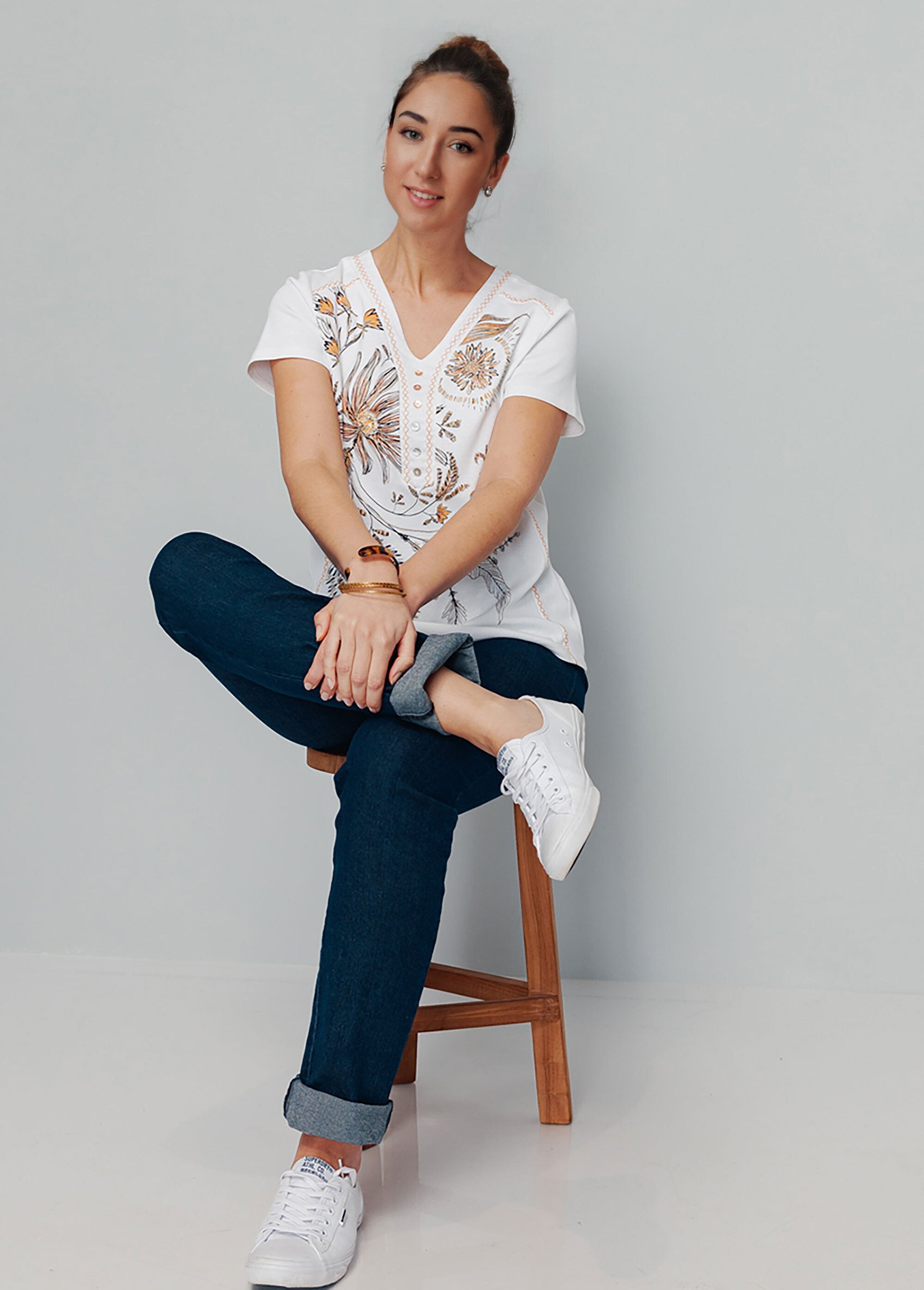 Gebloemd_T-shirt_met_borduursel_Natuurlijk_SF1_slim