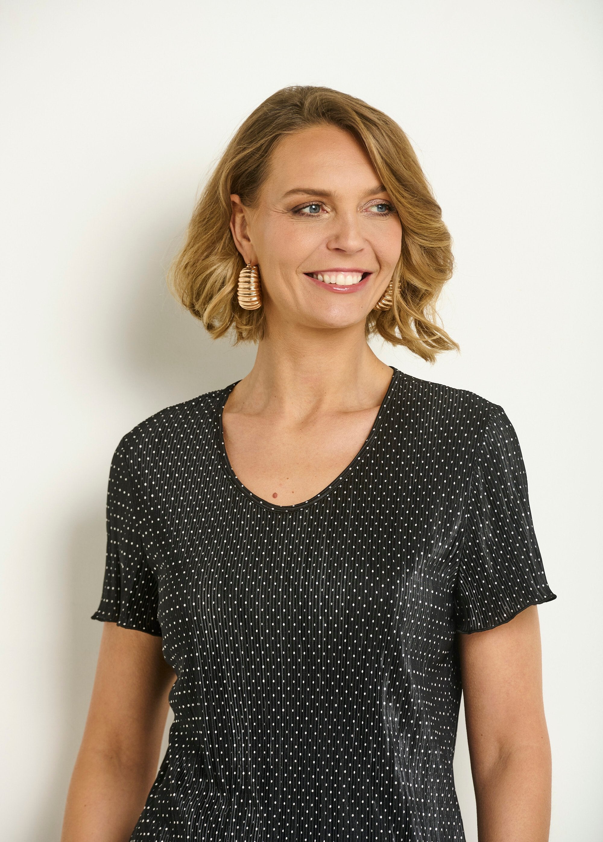 Geplooid_polka_dot_T-shirt_met_uitlopende_ronde_hals_Noir_DE1_slim