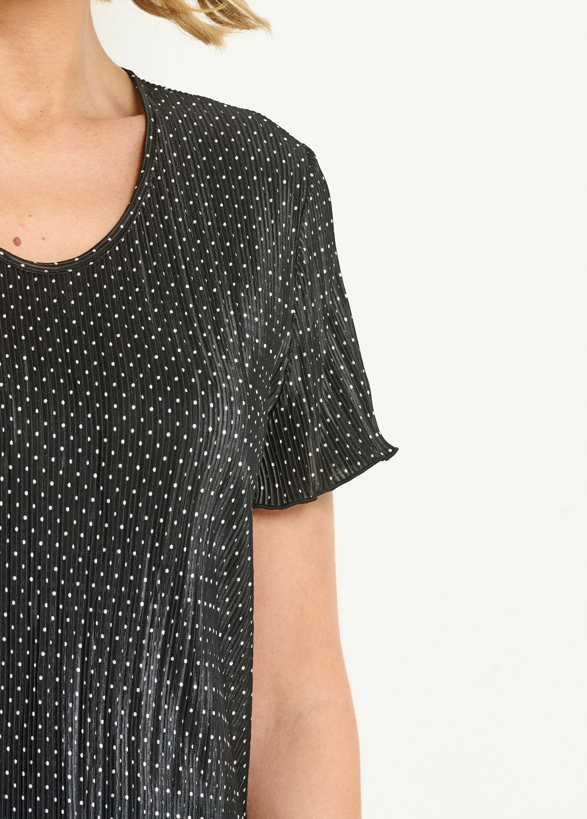 Geplooid_polka_dot_T-shirt_met_uitlopende_ronde_hals_Noir_DE3_slim