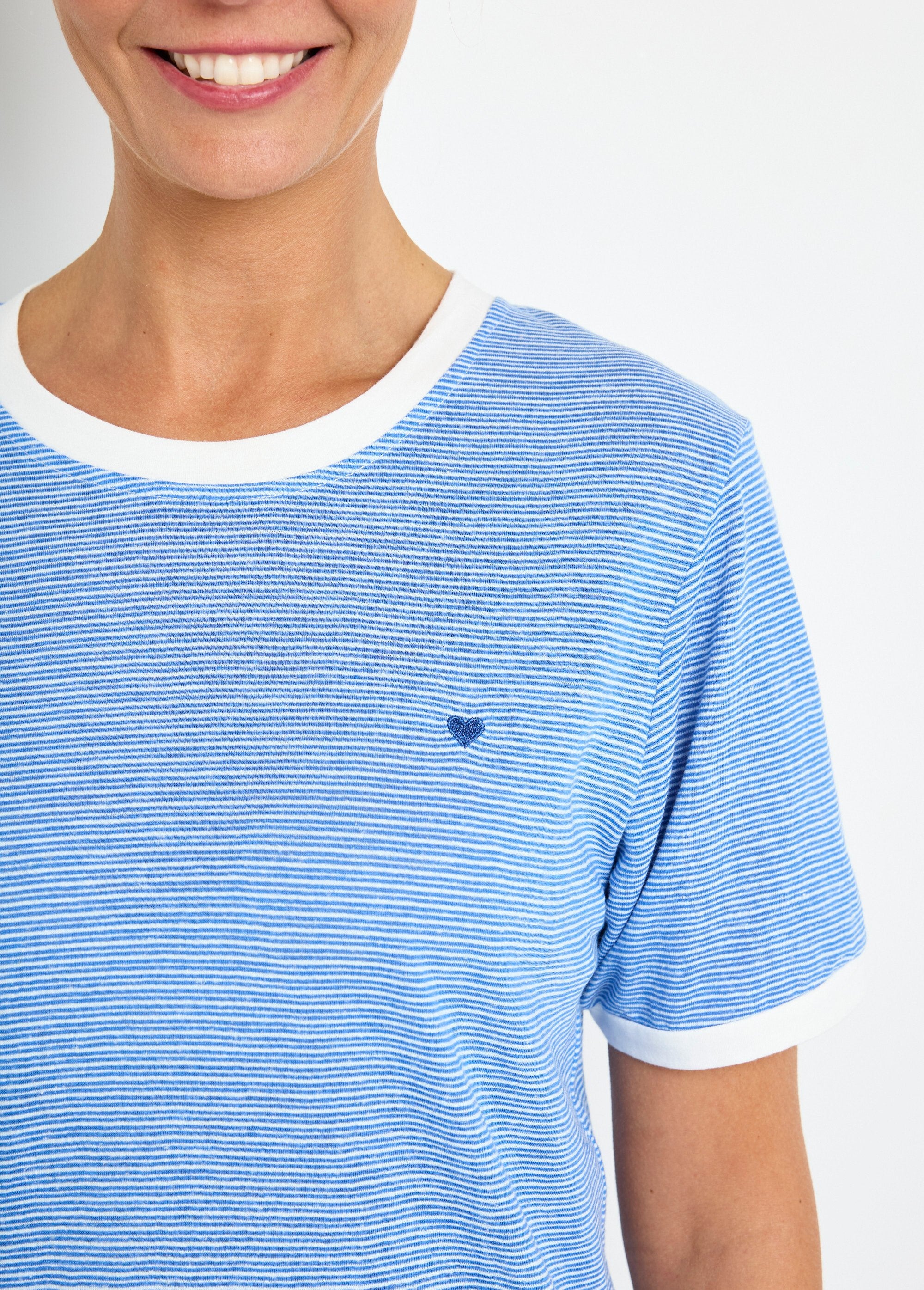 Gestreept_stretch_T-shirt_met_ronde_hals_Bleu_DE1_slim
