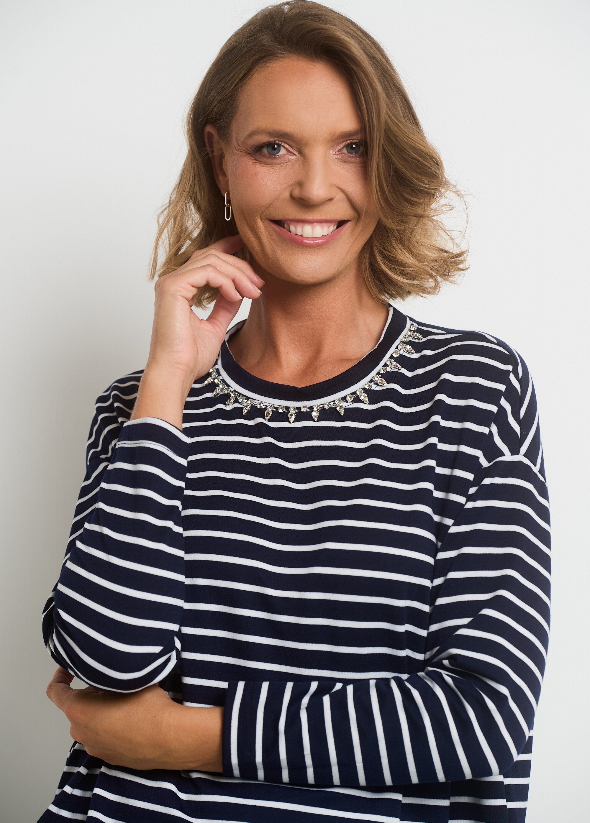Gestreept_T-shirt_met_strass-halslijn_Marine_raye_DE1_slim