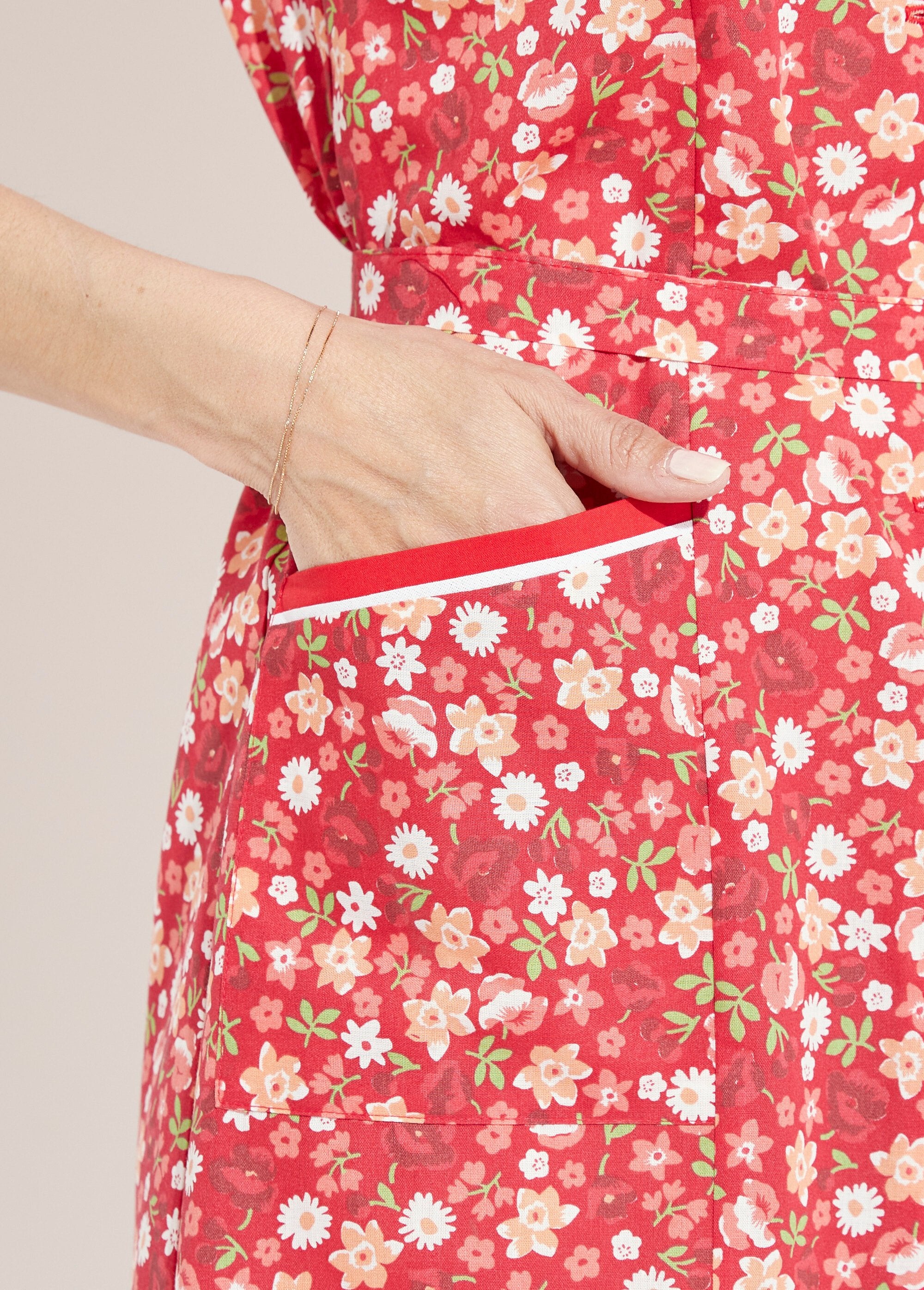 Mouwloos_schort_met_bloemenprint_en_knoopsluiting_Rouge_DE3_slim