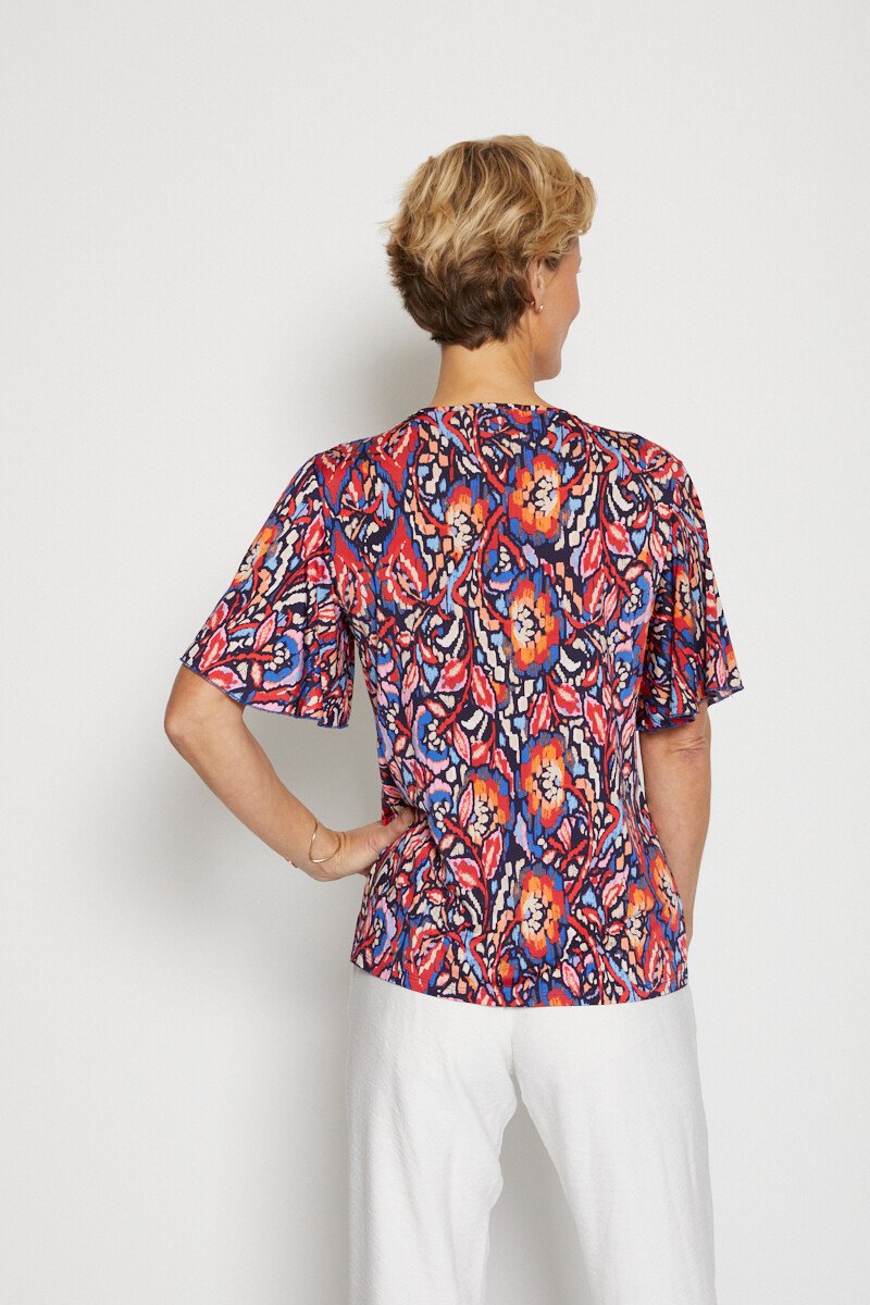 Losjes_vallend_T-shirt_met_macramé-afwerking_Bleu_et_rouge_DO1_slim