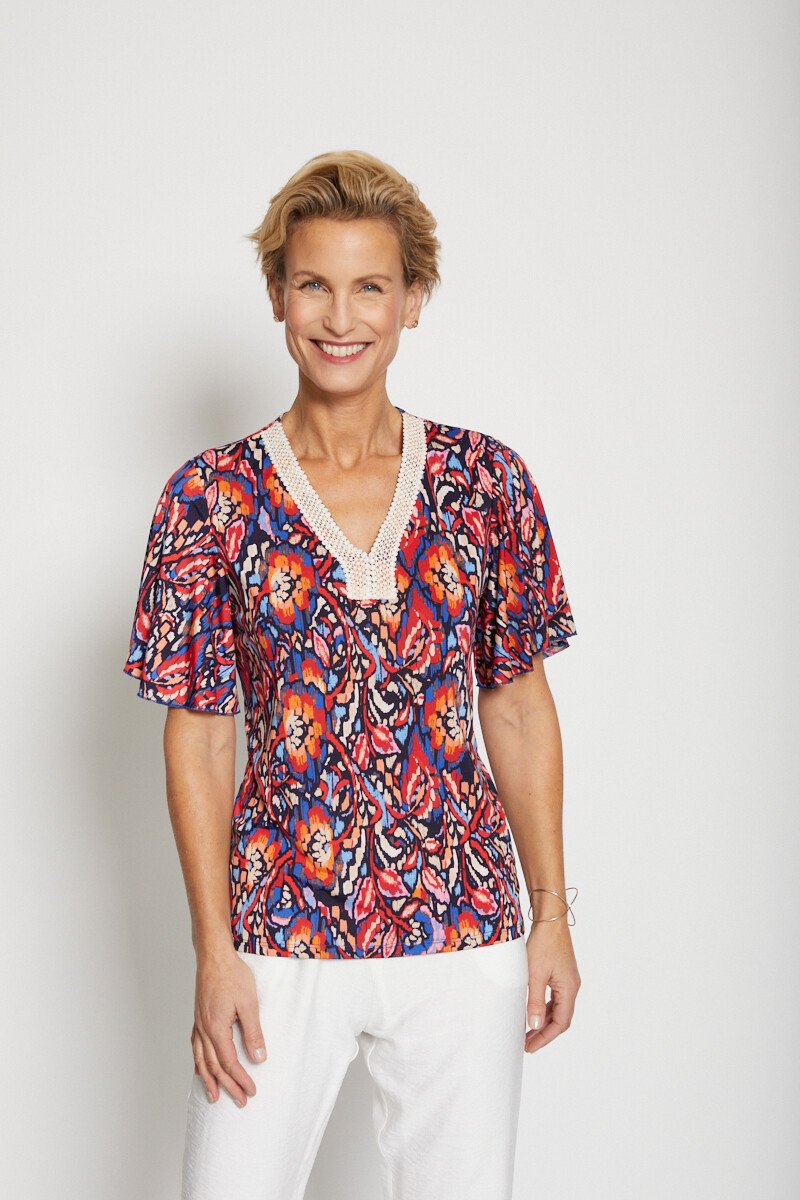 Losjes_vallend_T-shirt_met_macramé-afwerking_Bleu_et_rouge_FA1_slim