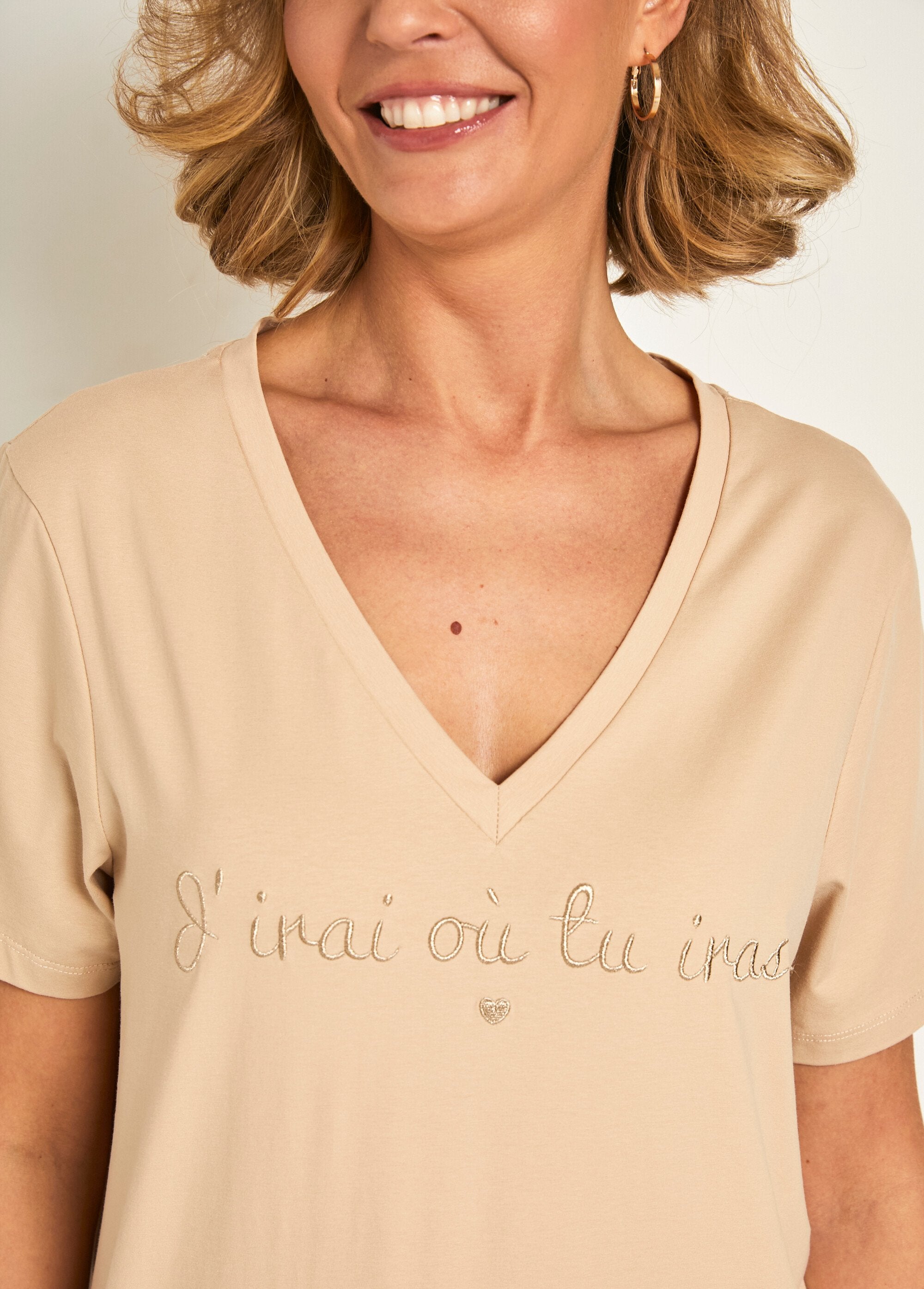 T-shirt_met_korte_mouwen_en_geborduurde_boodschap_Beige_DE2_slim