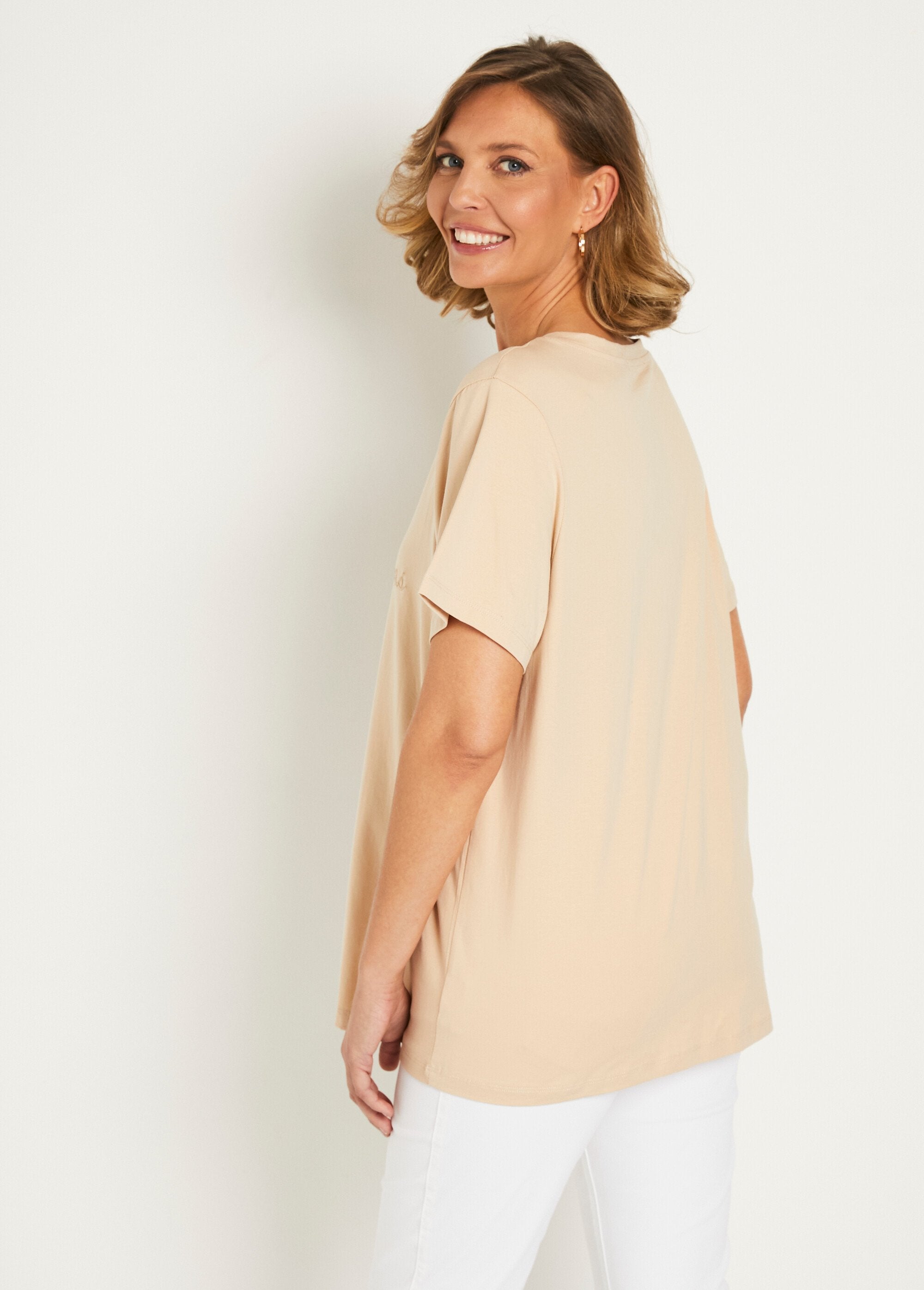 T-shirt_met_korte_mouwen_en_geborduurde_boodschap_Beige_DO1_slim