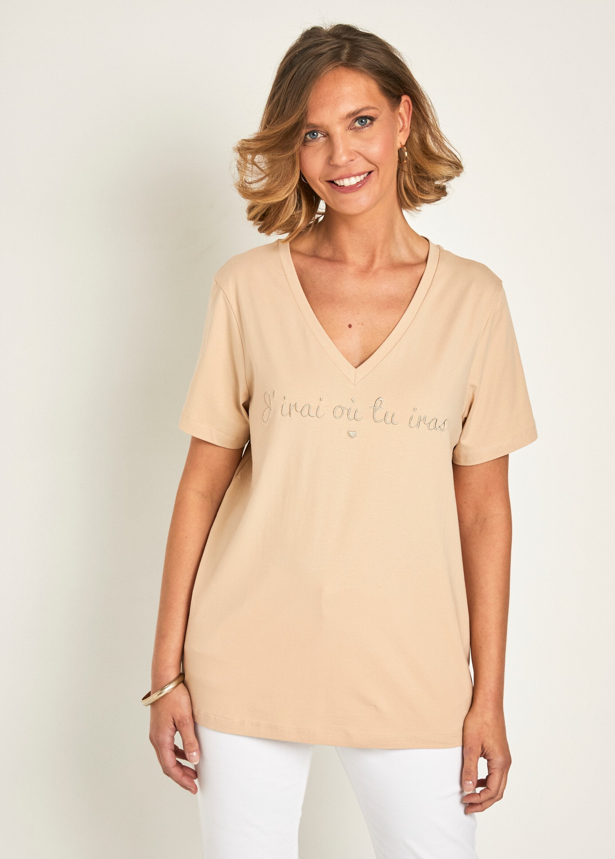 T-shirt_met_korte_mouwen_en_geborduurde_boodschap_Beige_FA1_slim