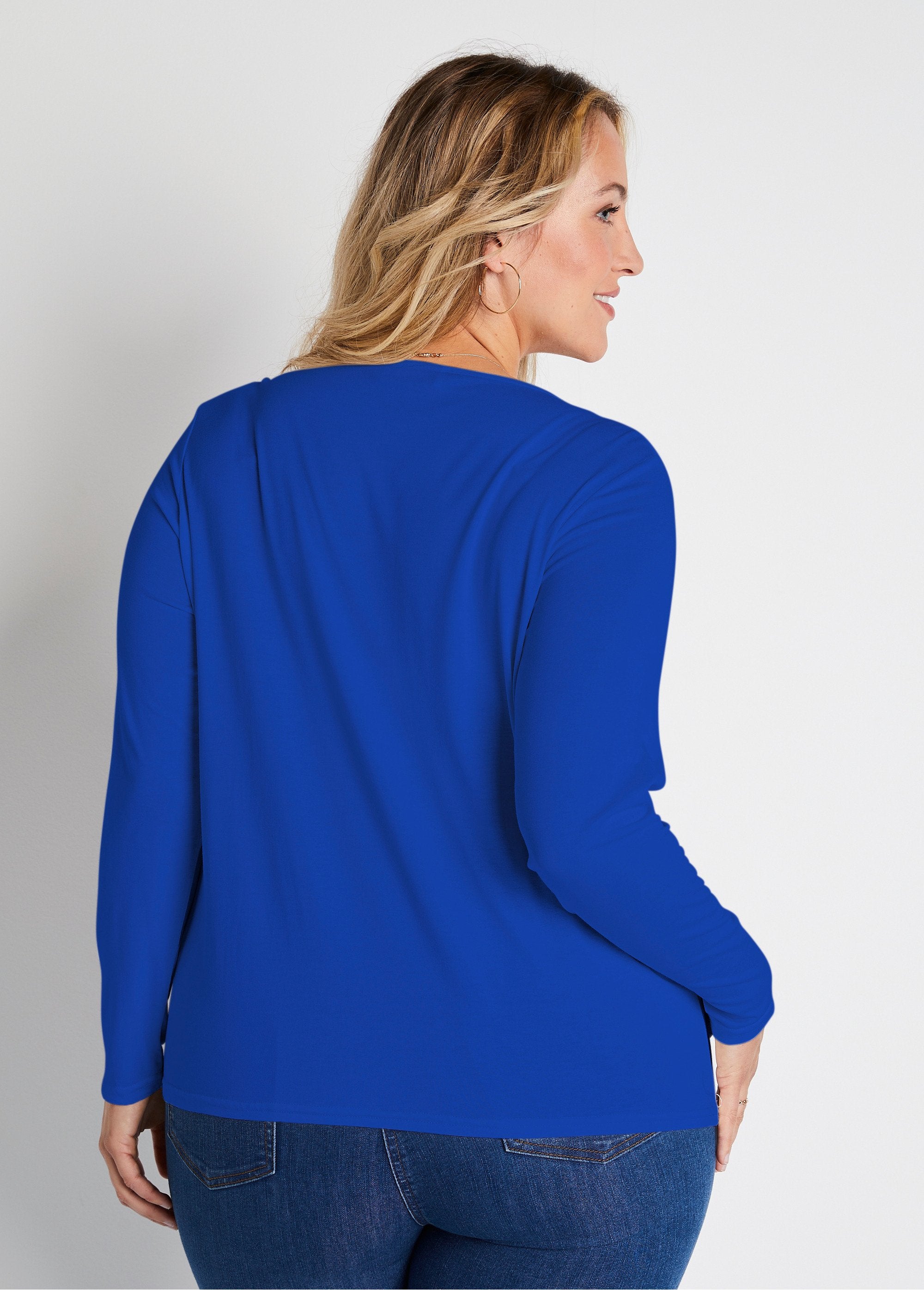 Kort_T-shirt_met_kanten_V-hals,_lange_mouwen_Hard_blauw_DO1_curvy