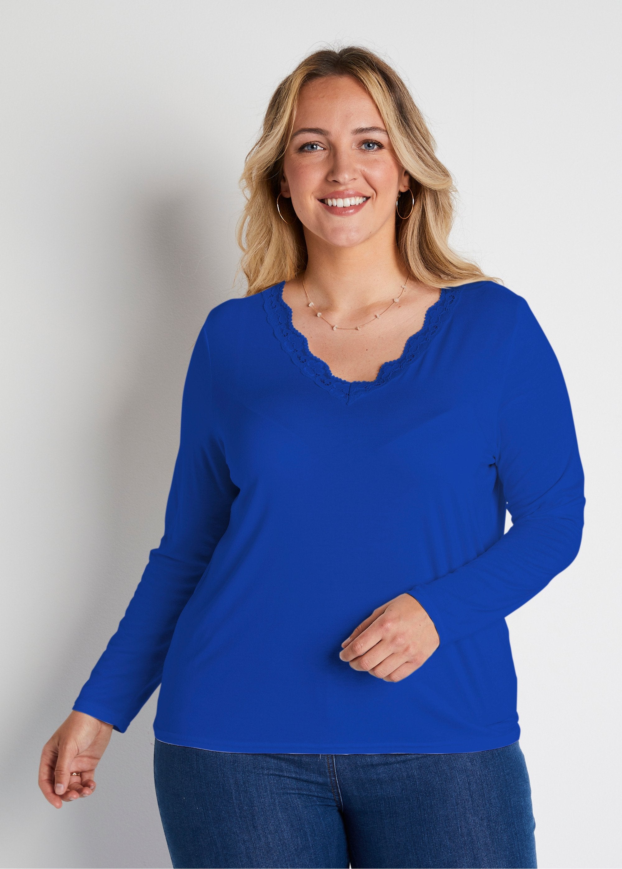 Kort_T-shirt_met_kanten_V-hals,_lange_mouwen_Hard_blauw_FA1_curvy