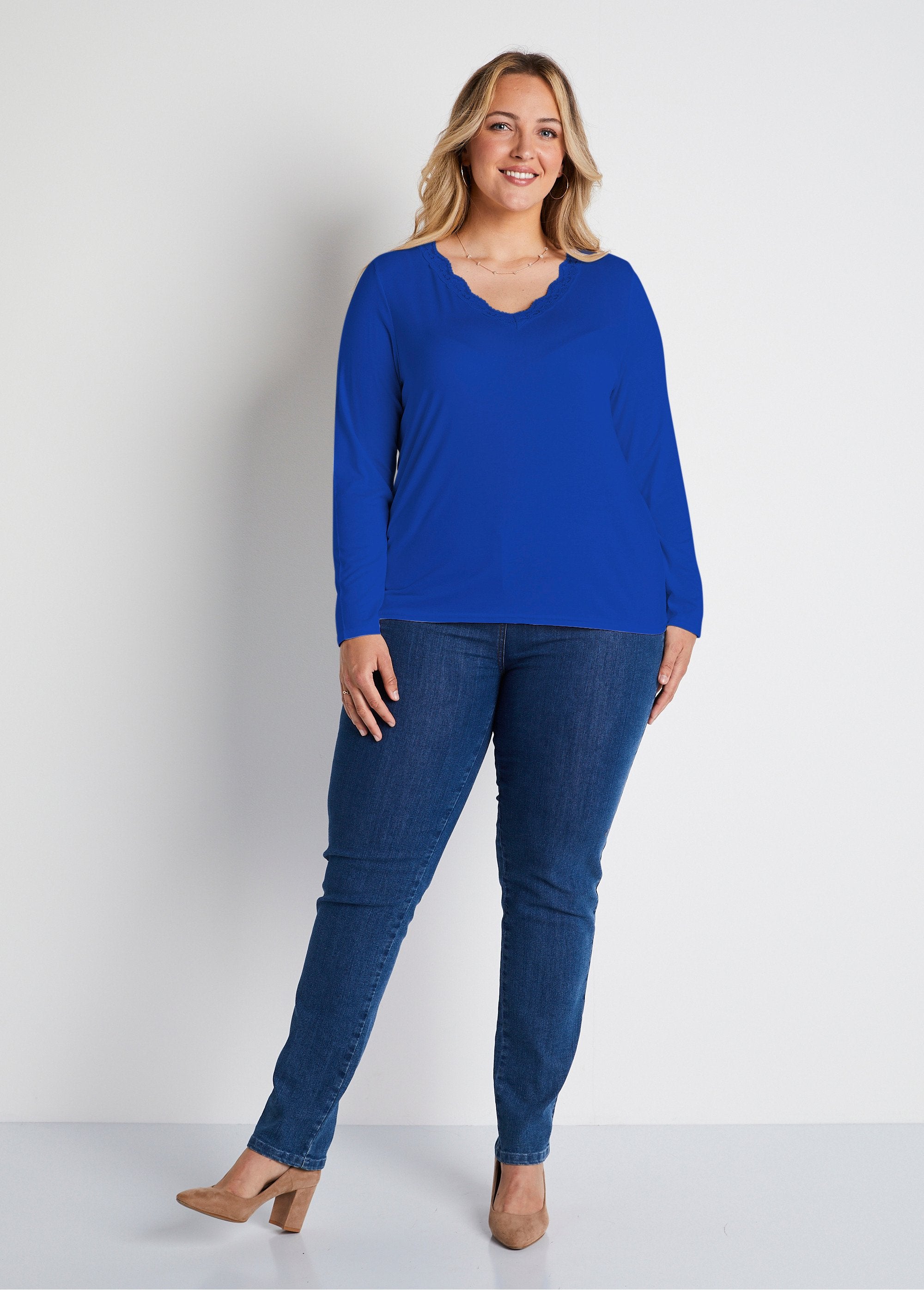 Kort_T-shirt_met_kanten_V-hals,_lange_mouwen_Hard_blauw_SF1_curvy