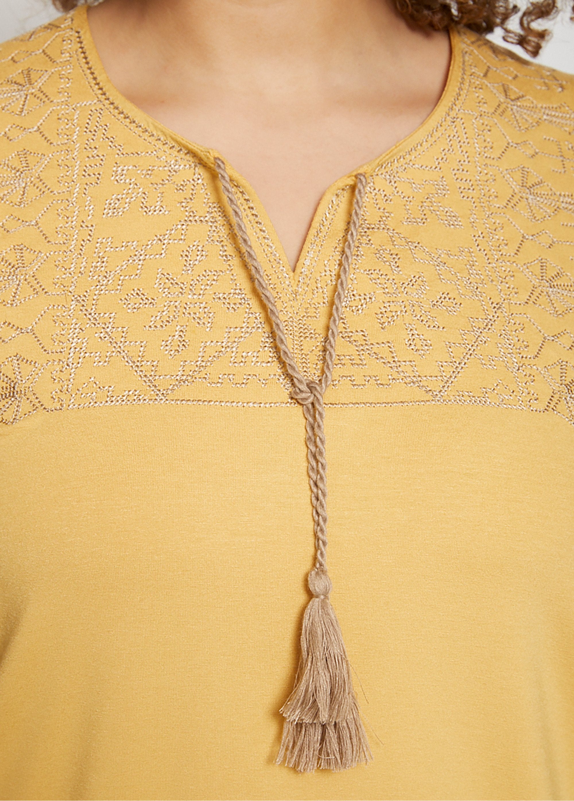 Recht_T-shirt_met_borduursel_en_pomponband_Jaune_DE1_curvy