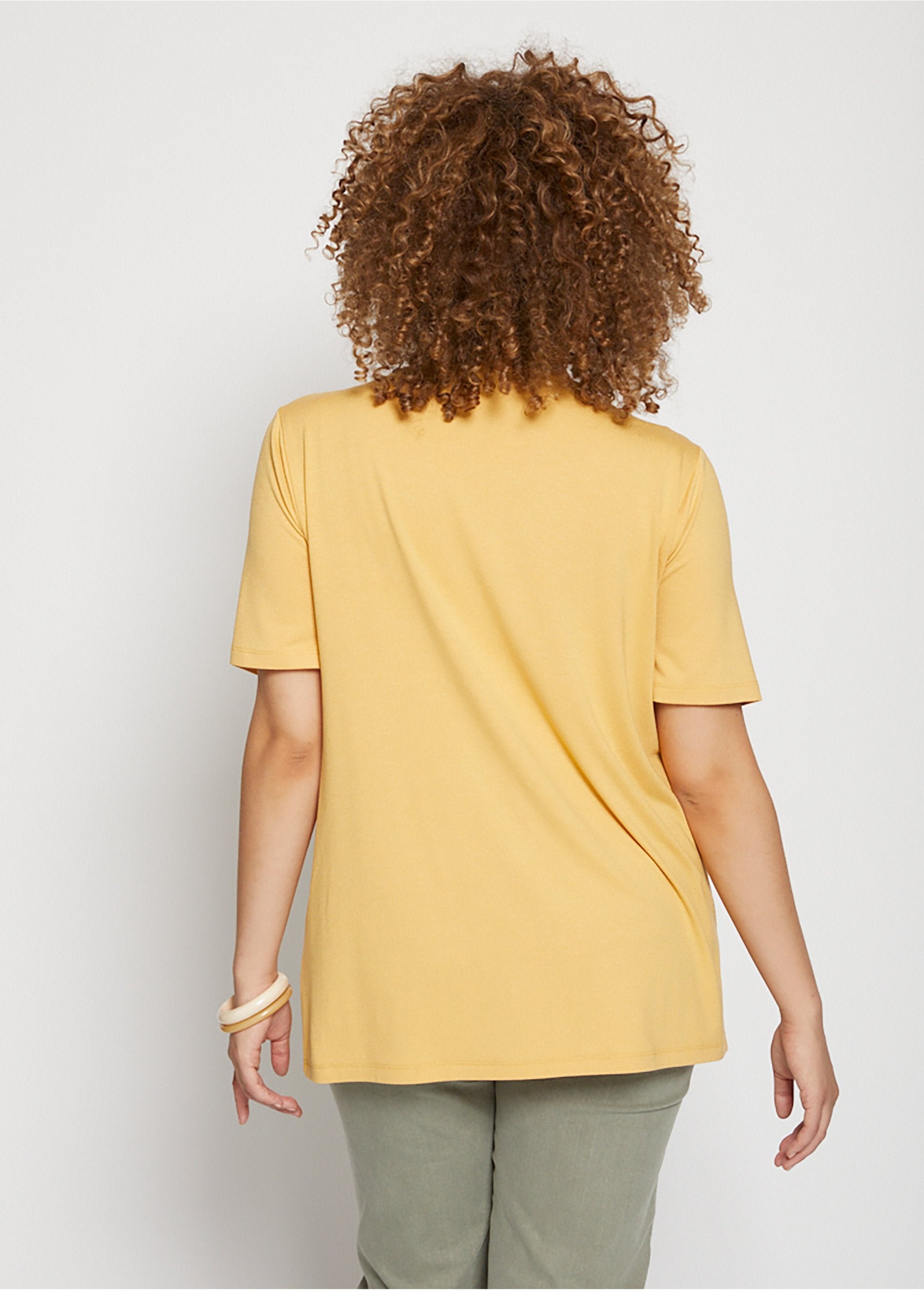 Recht_T-shirt_met_borduursel_en_pomponband_Jaune_DO1_curvy