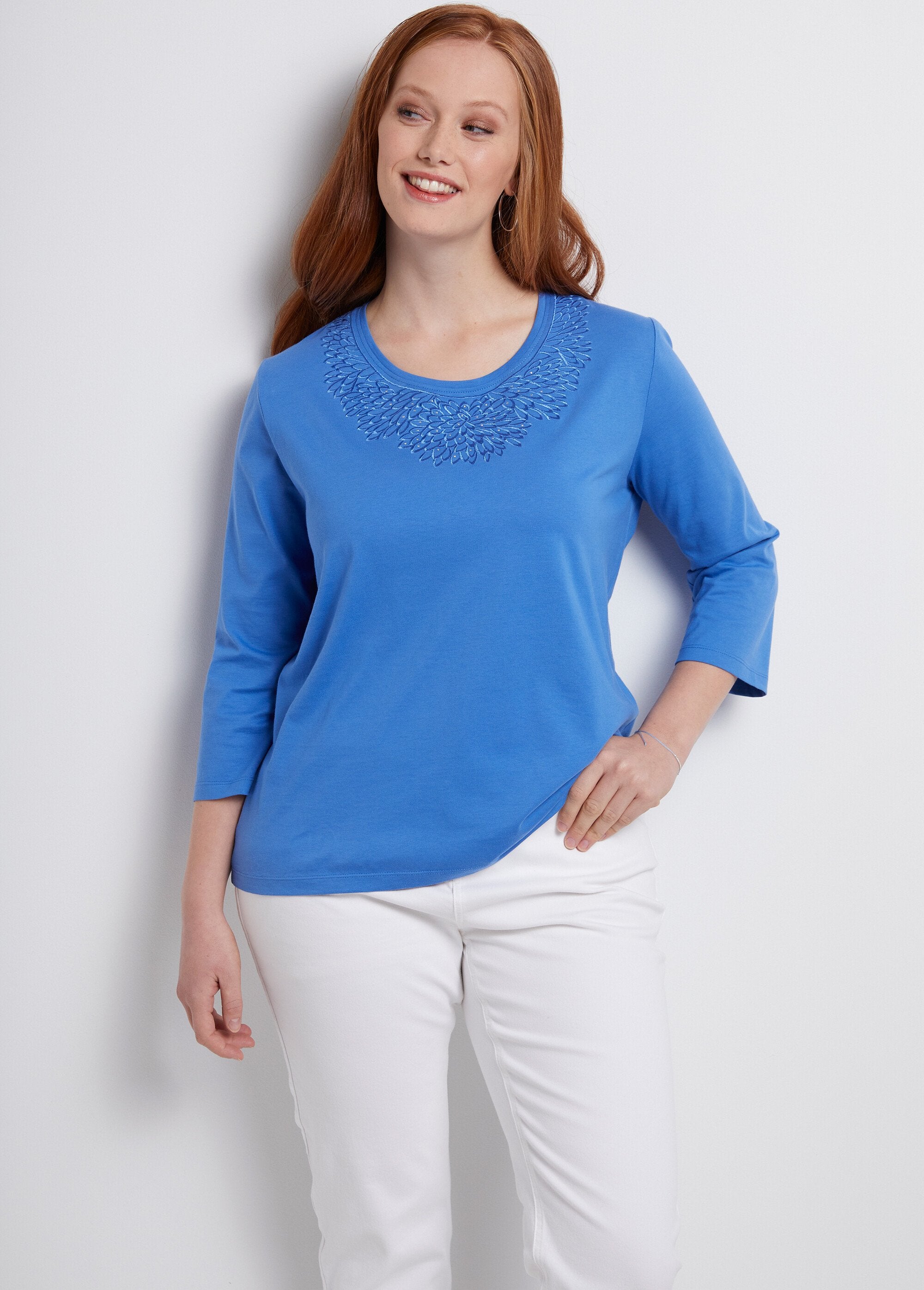 T-shirt_met_3/4_mouwen_en_geborduurde_kraag_met_studs_BLAUW_FA1_curvy