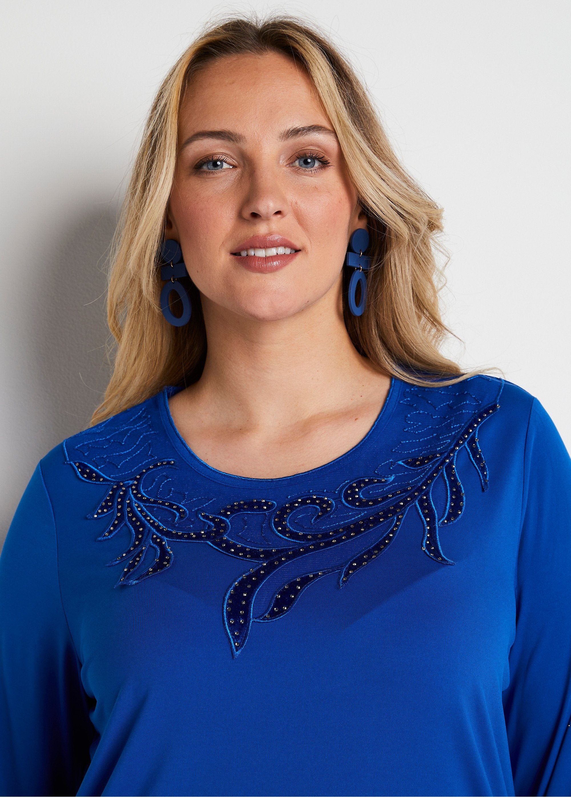 Geborduurd_visnet_T-shirt_met_stras_en_ronde_hals_BLAUW_DE1_curvy