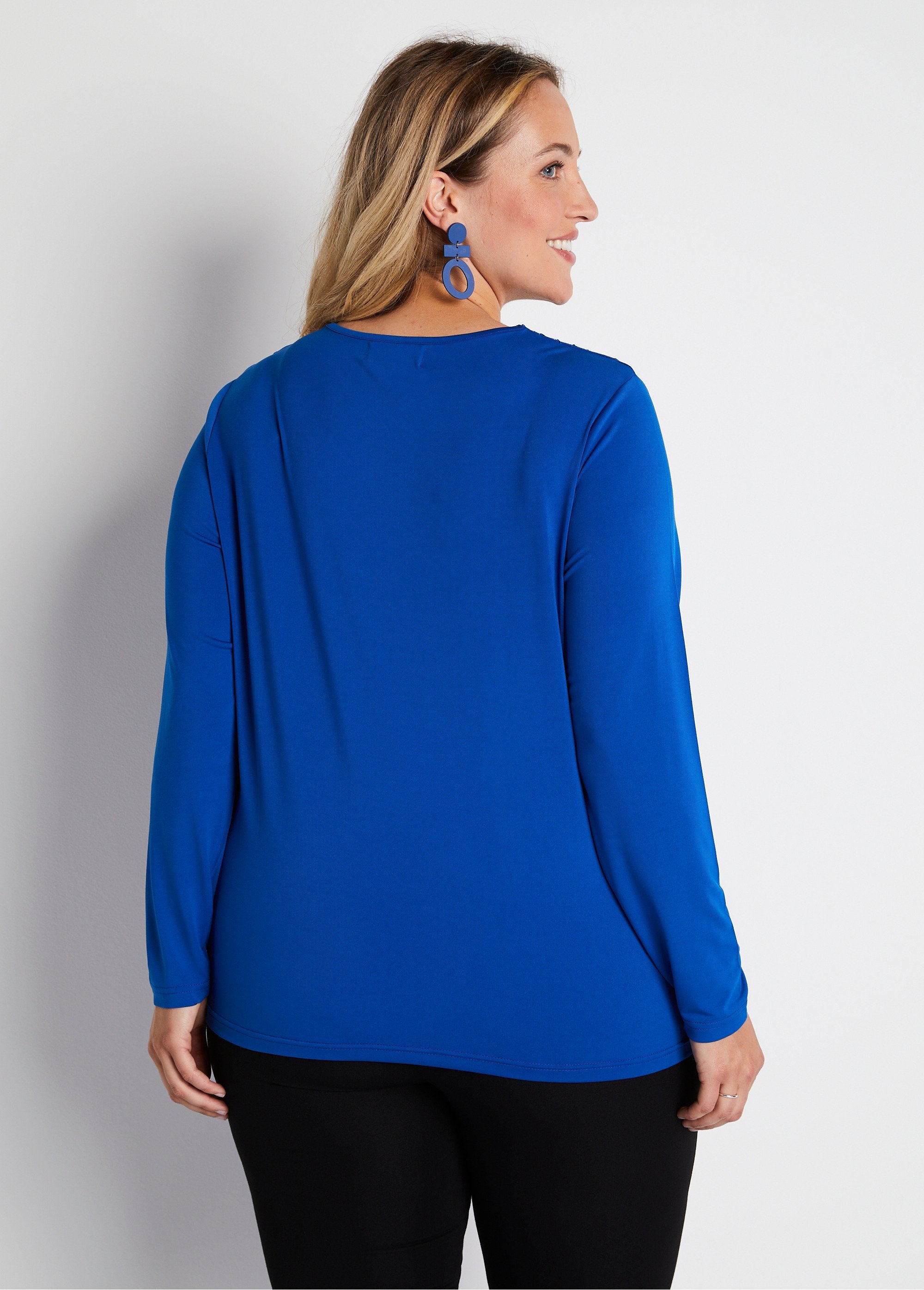 Geborduurd_visnet_T-shirt_met_stras_en_ronde_hals_BLAUW_DO1_curvy