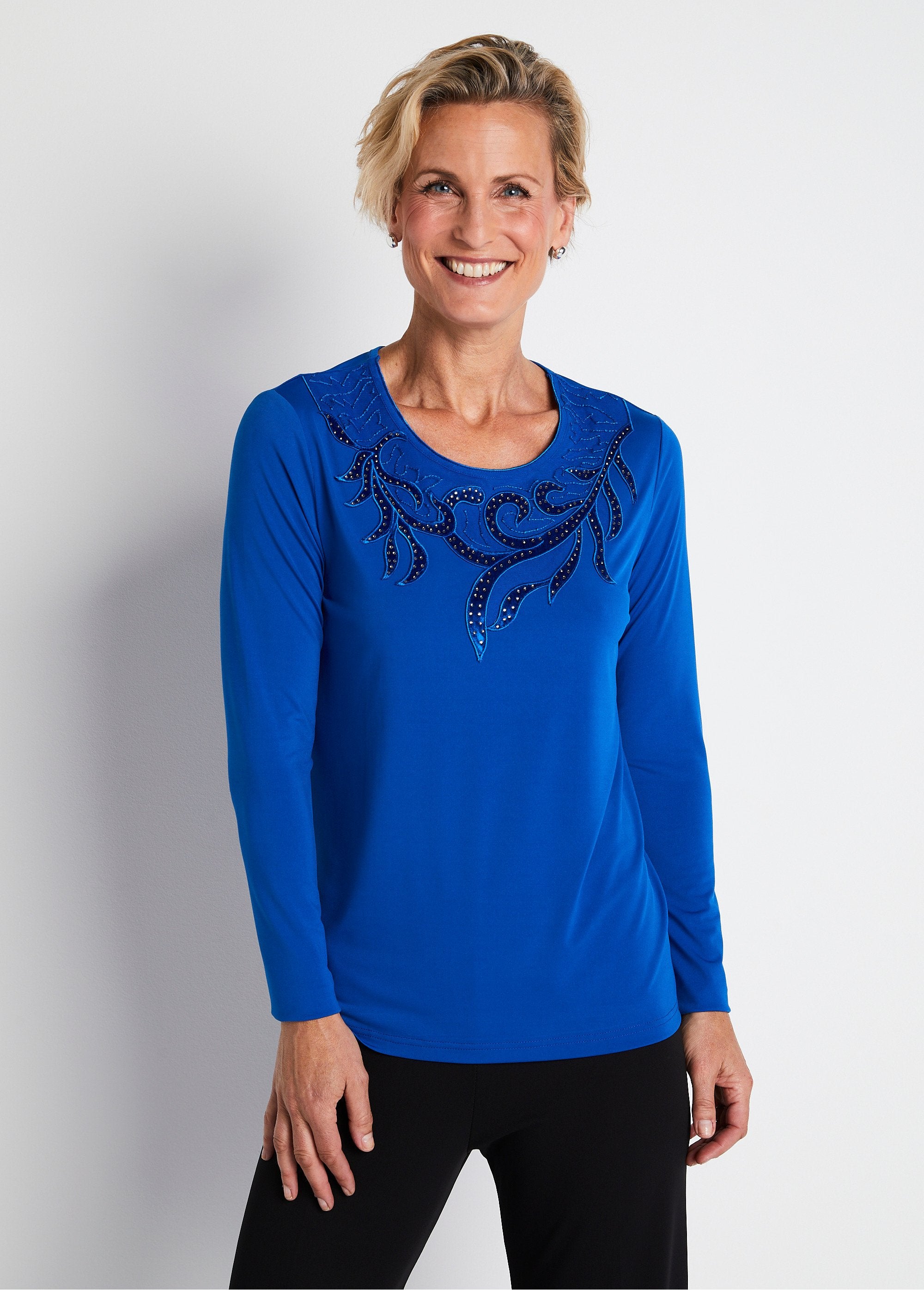 Geborduurd_visnet_T-shirt_met_stras_en_ronde_hals_BLAUW_FA1_slim