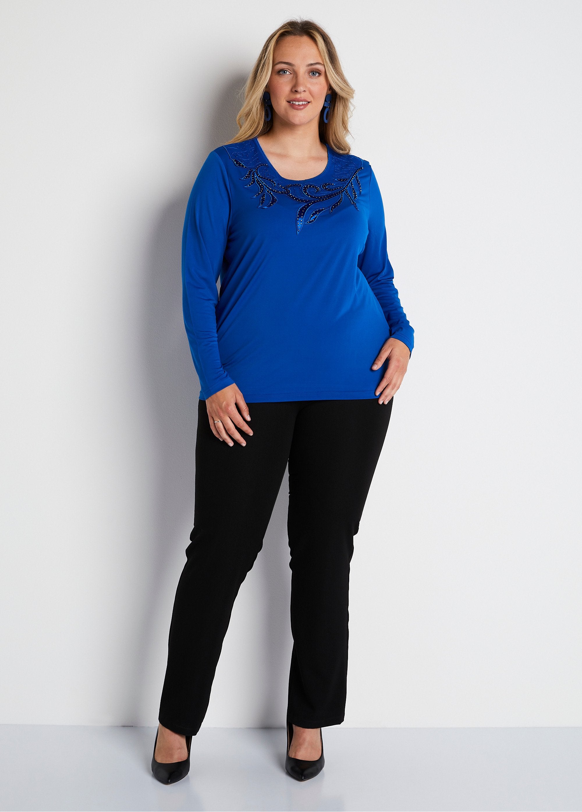 Geborduurd_visnet_T-shirt_met_stras_en_ronde_hals_BLAUW_SF1_curvy