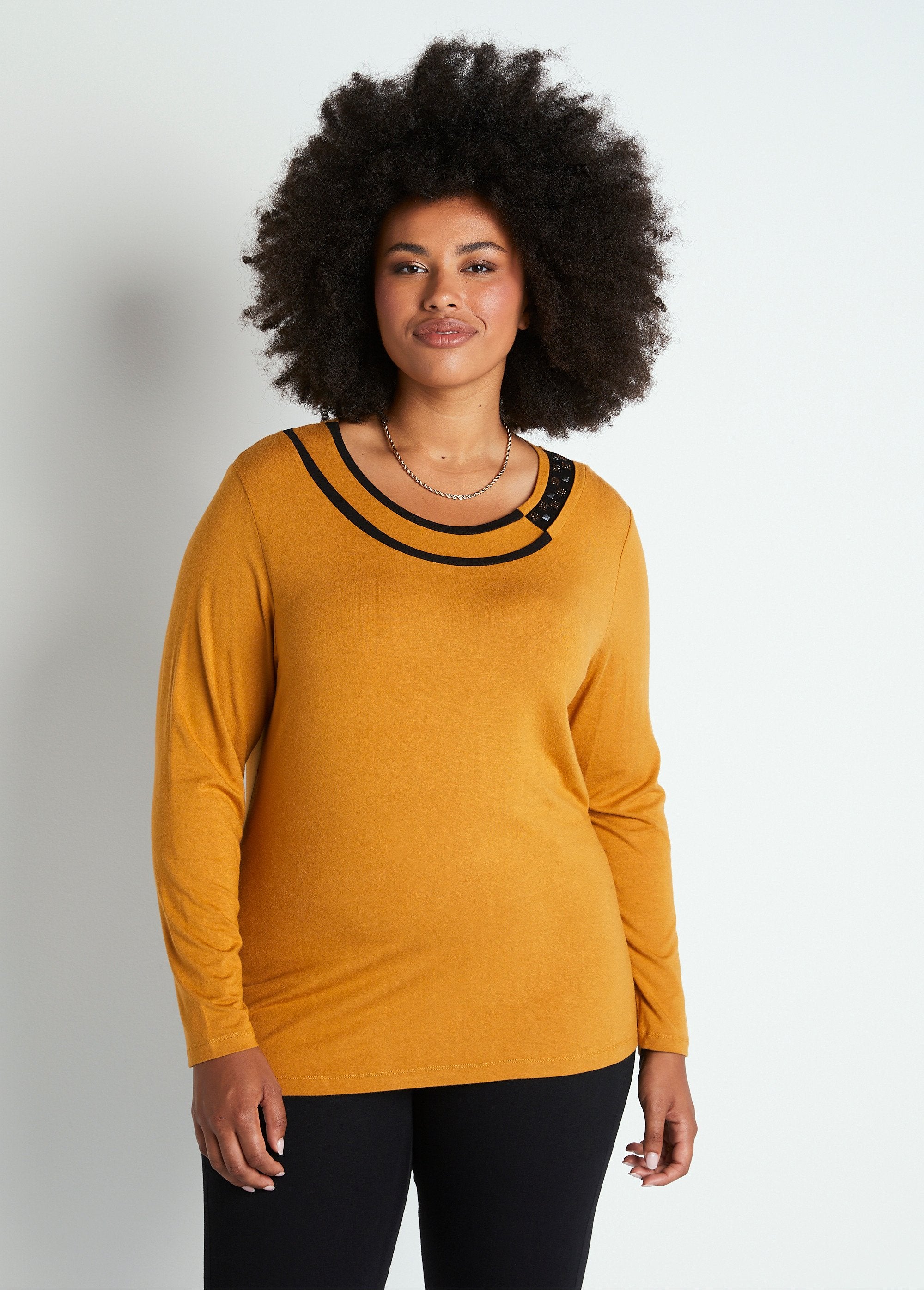 Vloeiend_t-shirt_met_ronde_hals_en_strassteentjes_Honing_FA2_curvy