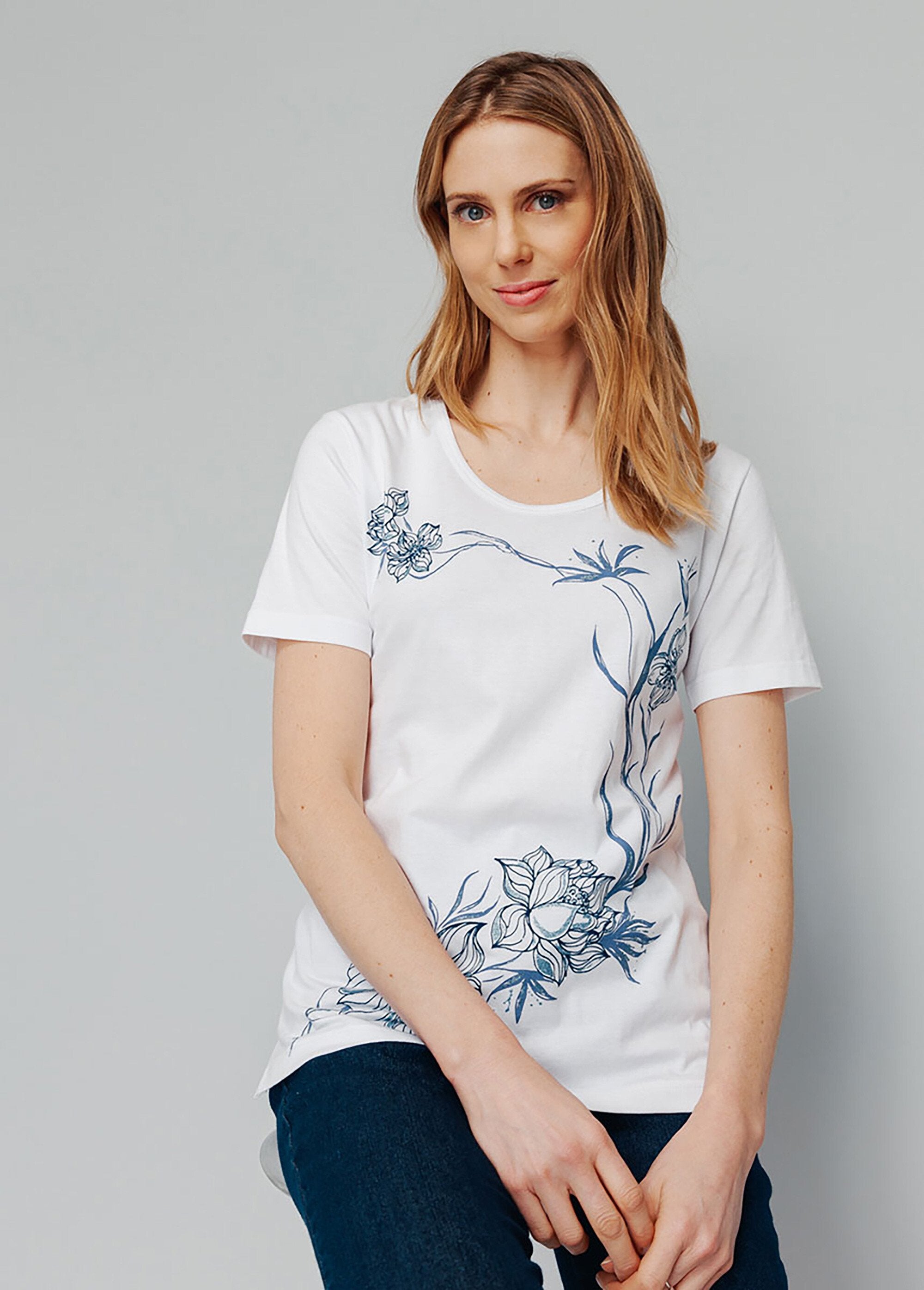 Bloemen_T-shirt_met_ronde_hals_witte_achtergrond_FA1_slim