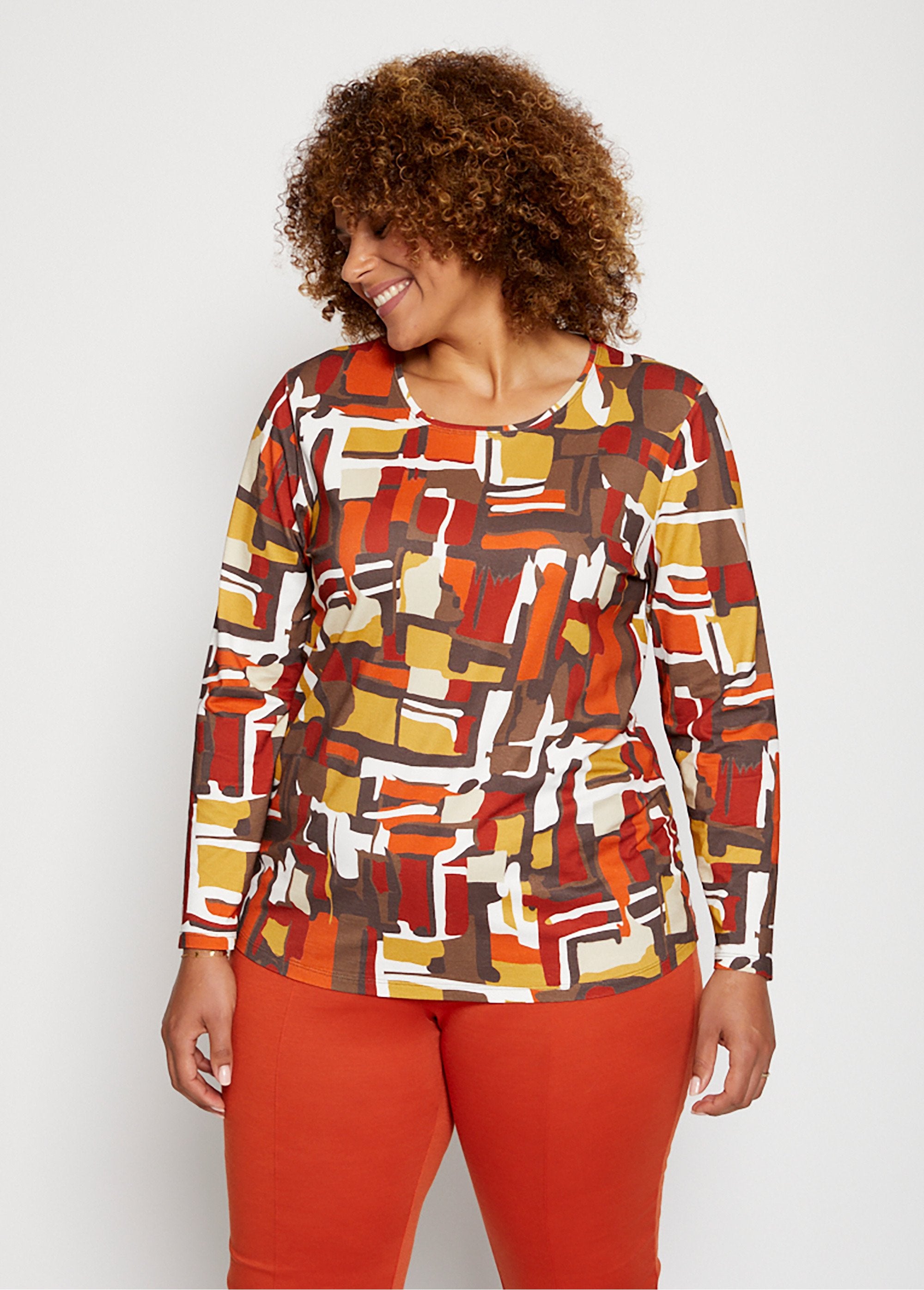 Geometrisch_gebreid_T-shirt_met_print_Bruin_en_honing_FA1_curvy