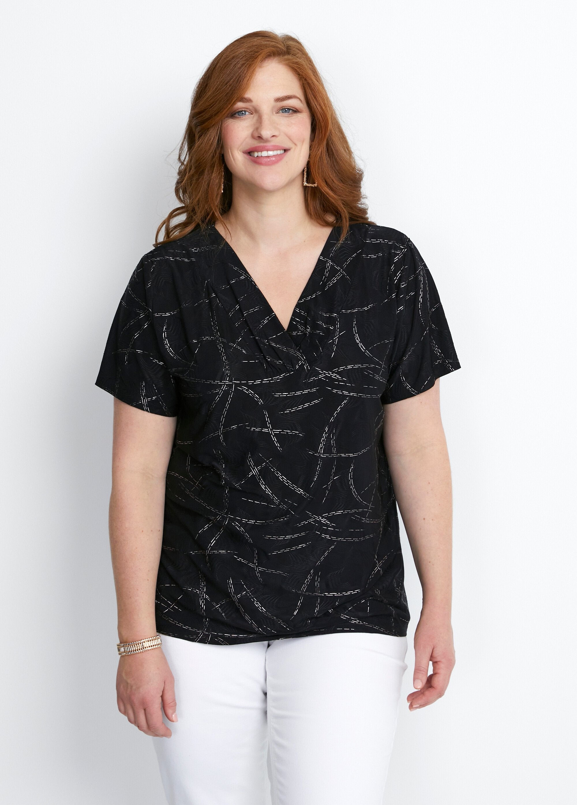 Kort_glanzend_t-shirt_met_dubbele_sluiting_Zwart_FA1_curvy