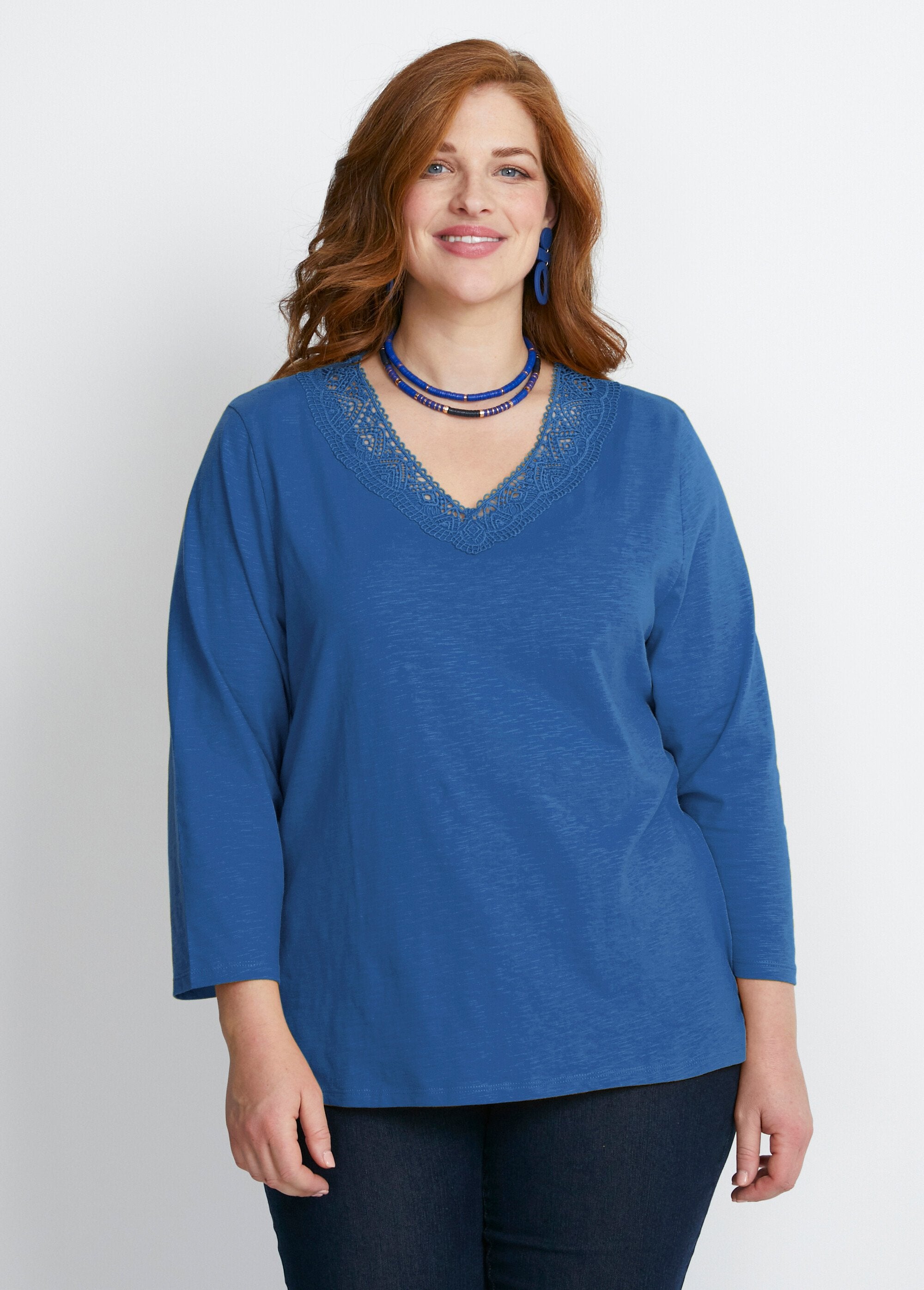 Katoenen_en_macramé_T-shirt_met_3/4_mouwen_Blauw_FA1_curvy