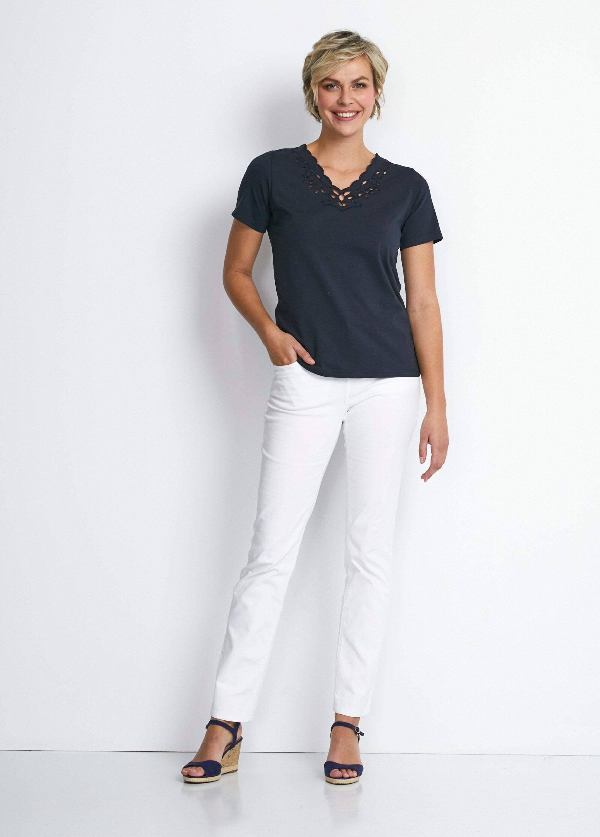 Geborduurd_opengewerkt_V-hals_T-shirt_Marien_SF1_slim