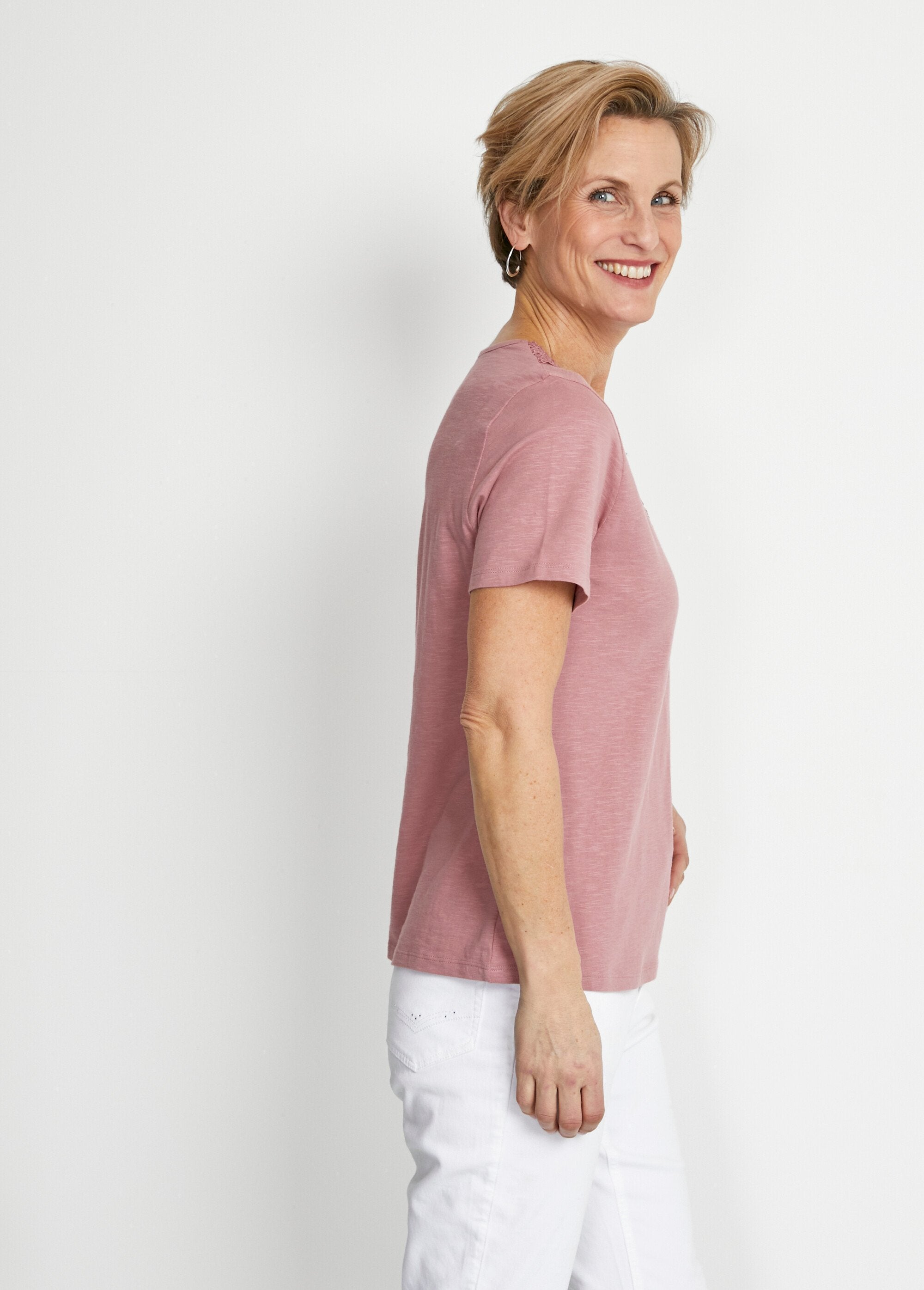 Katoenen_en_macramé_T-shirt_met_korte_mouwen_Roze_DR1_slim