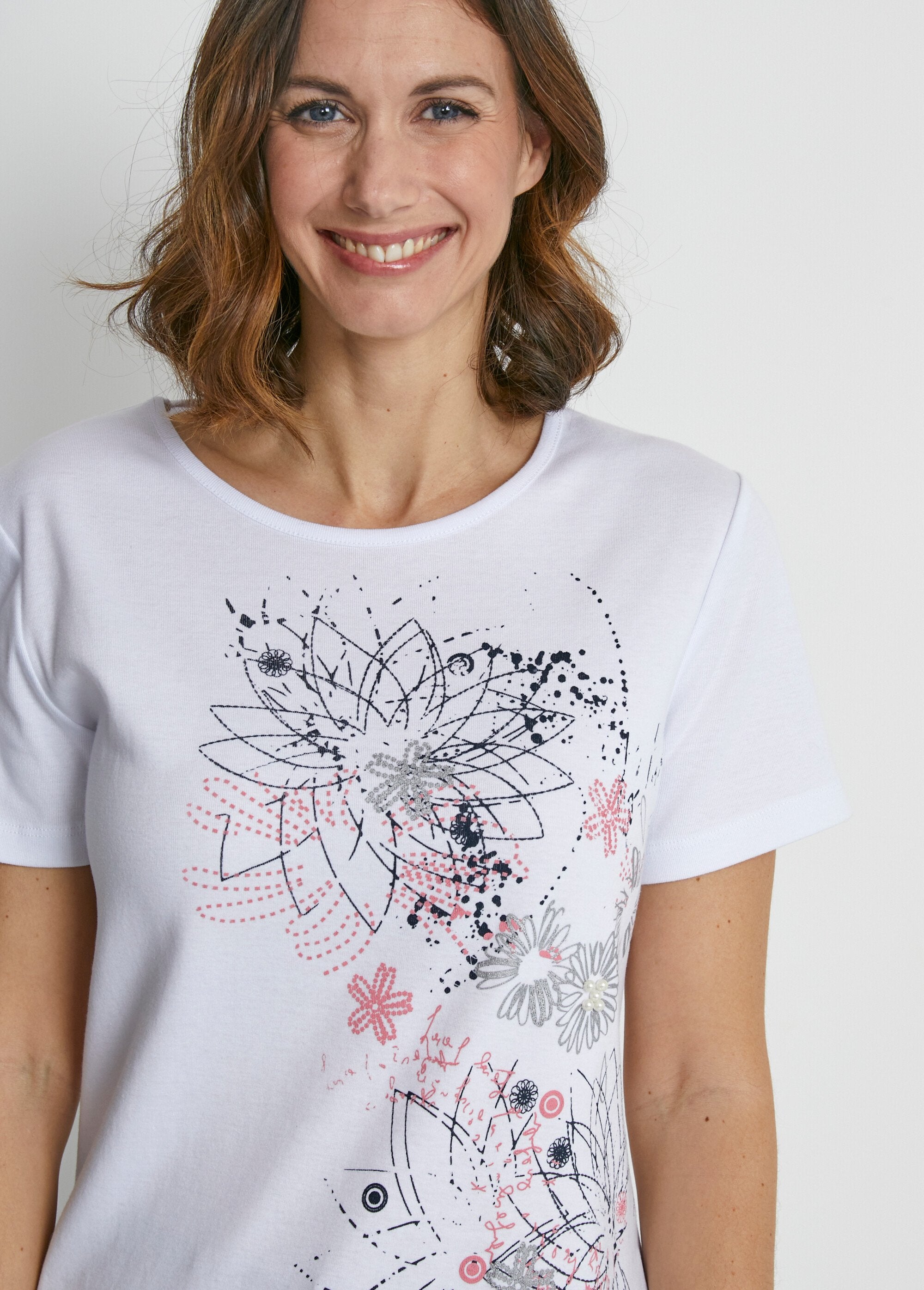 Lang_gebloemd_T-shirt_met_zijsplitten_WIT_DE1_slim