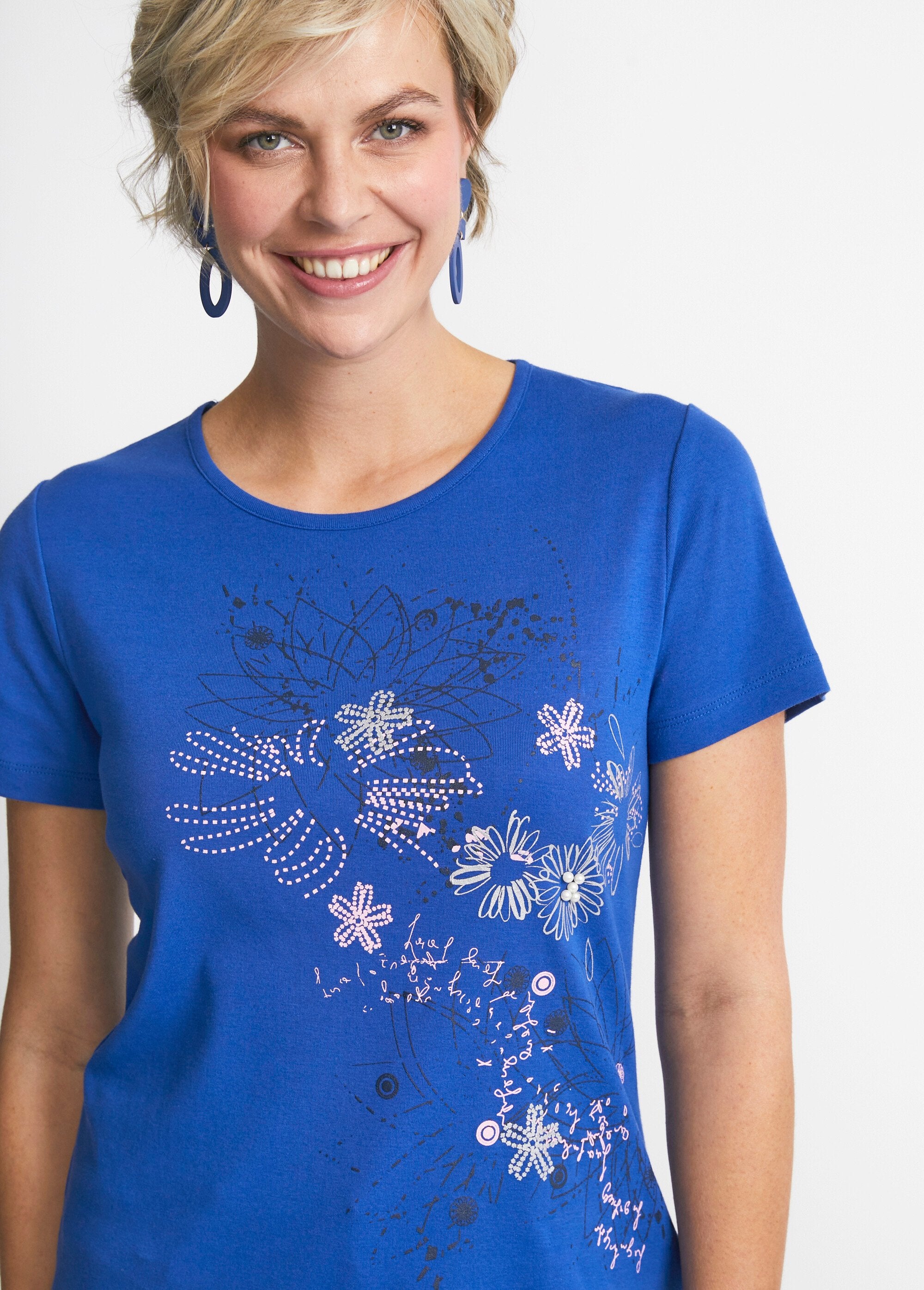 Lang_gebloemd_T-shirt_met_zijsplitten_BLAUW_DE1_slim