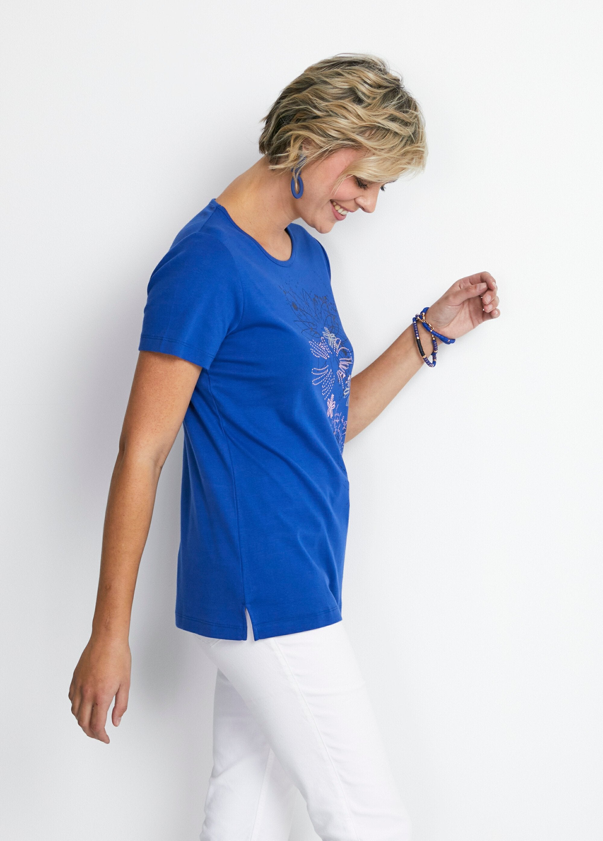 Lang_gebloemd_T-shirt_met_zijsplitten_BLAUW_DR1_slim