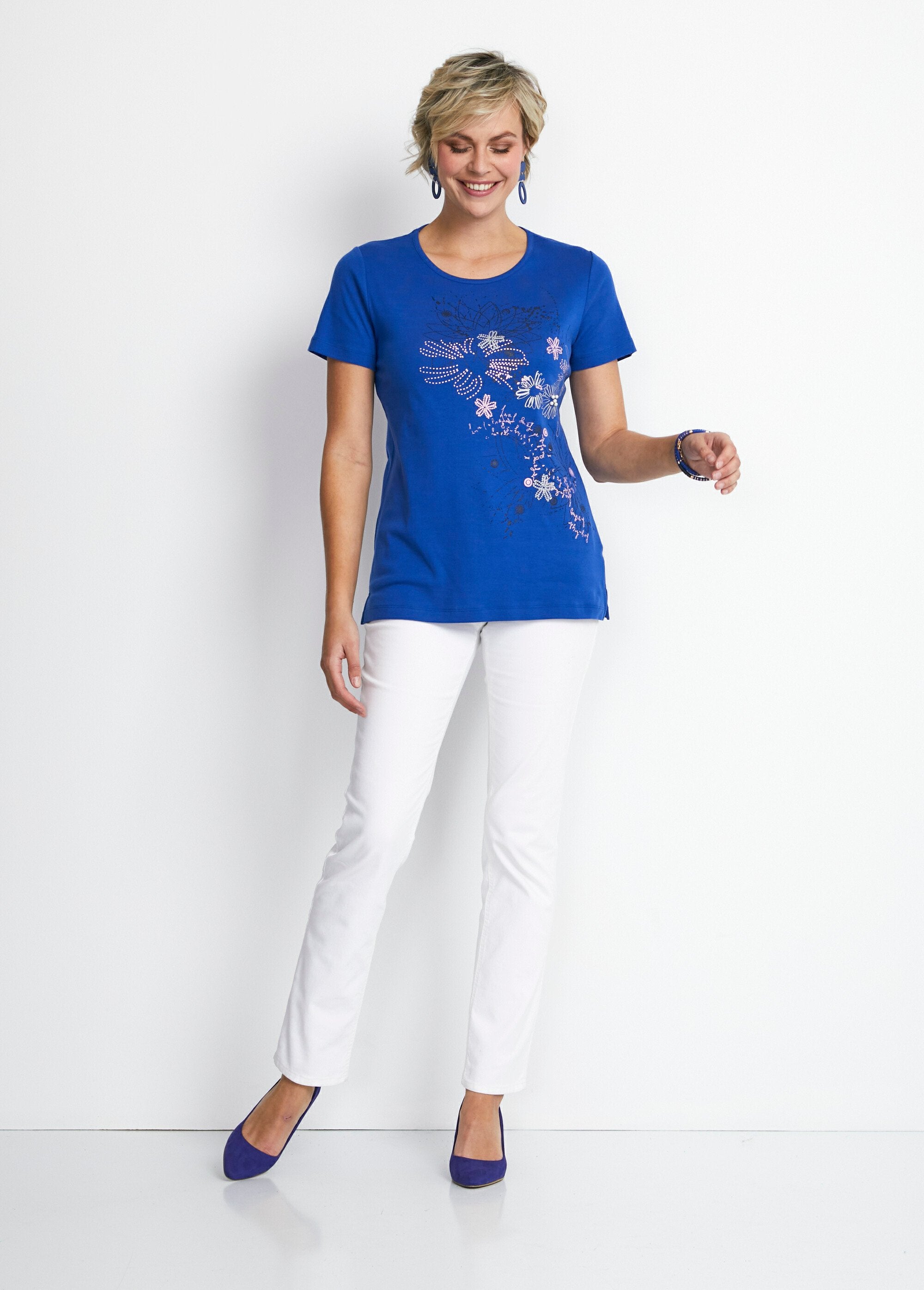 Lang_gebloemd_T-shirt_met_zijsplitten_BLAUW_SF1_slim