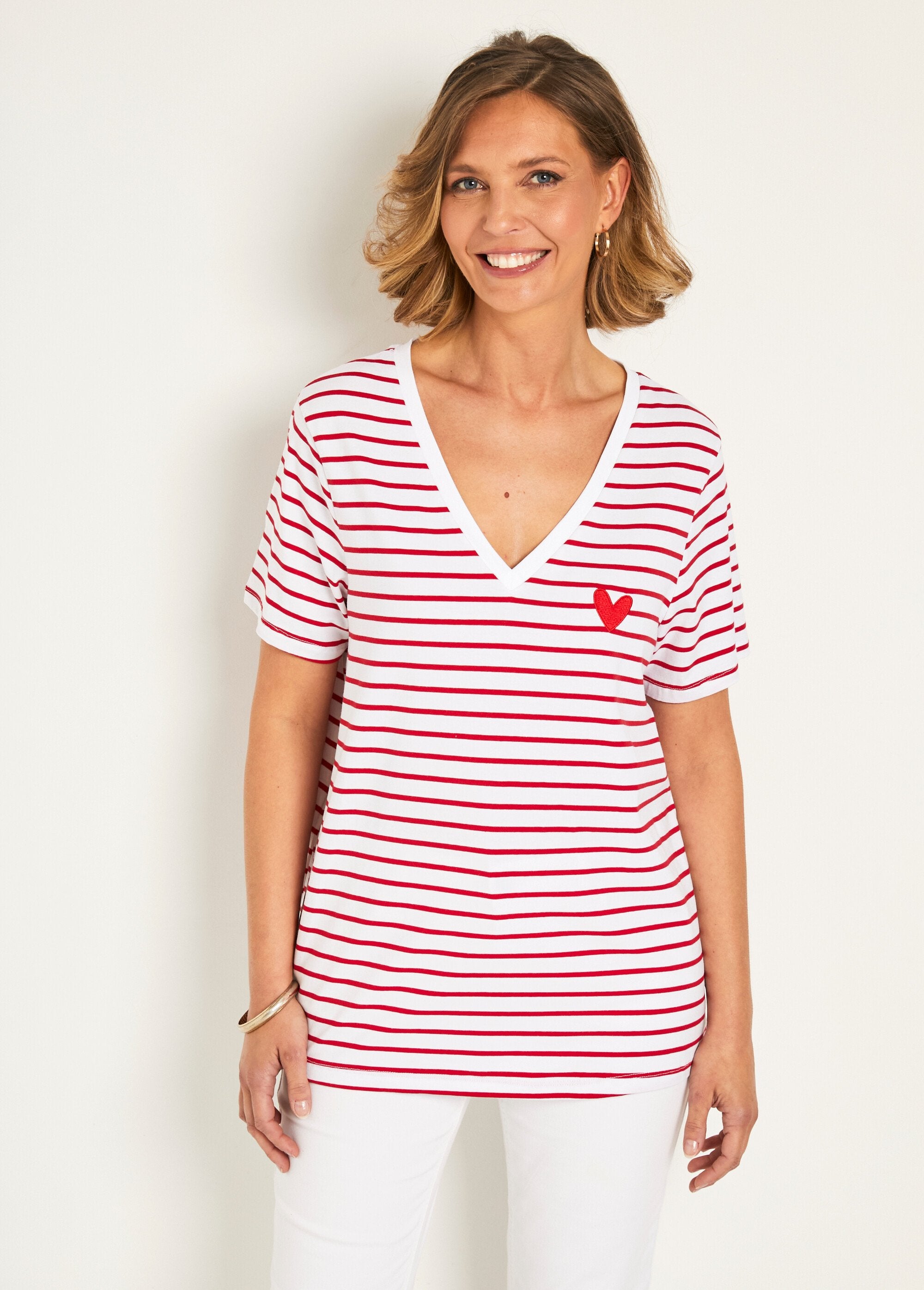 Gestreept_T-shirt_met_V-hals_en_geborduurd_hartje_Raye_rouge_FA1_slim