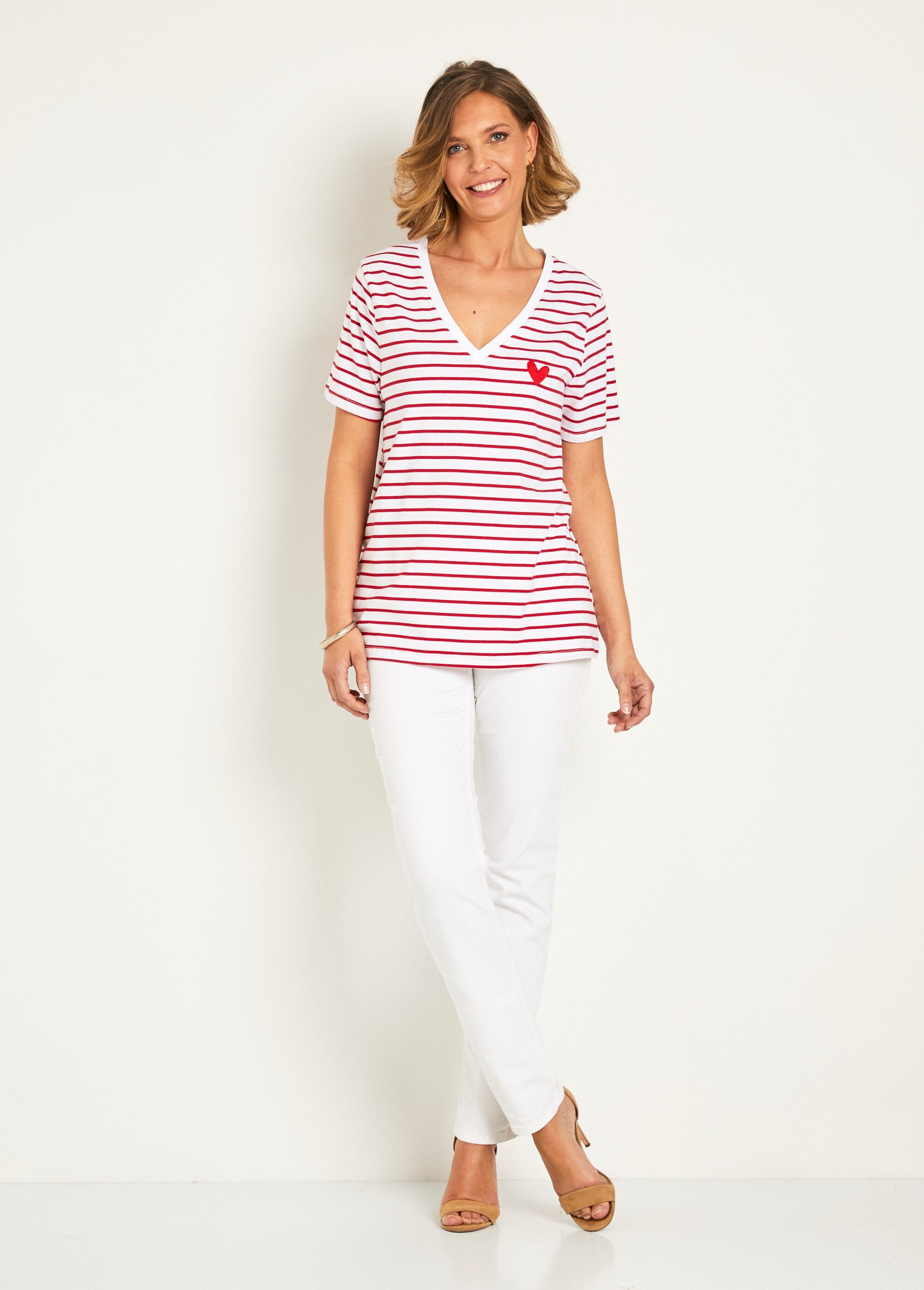 Gestreept_T-shirt_met_V-hals_en_geborduurd_hartje_Raye_rouge_SF1_slim