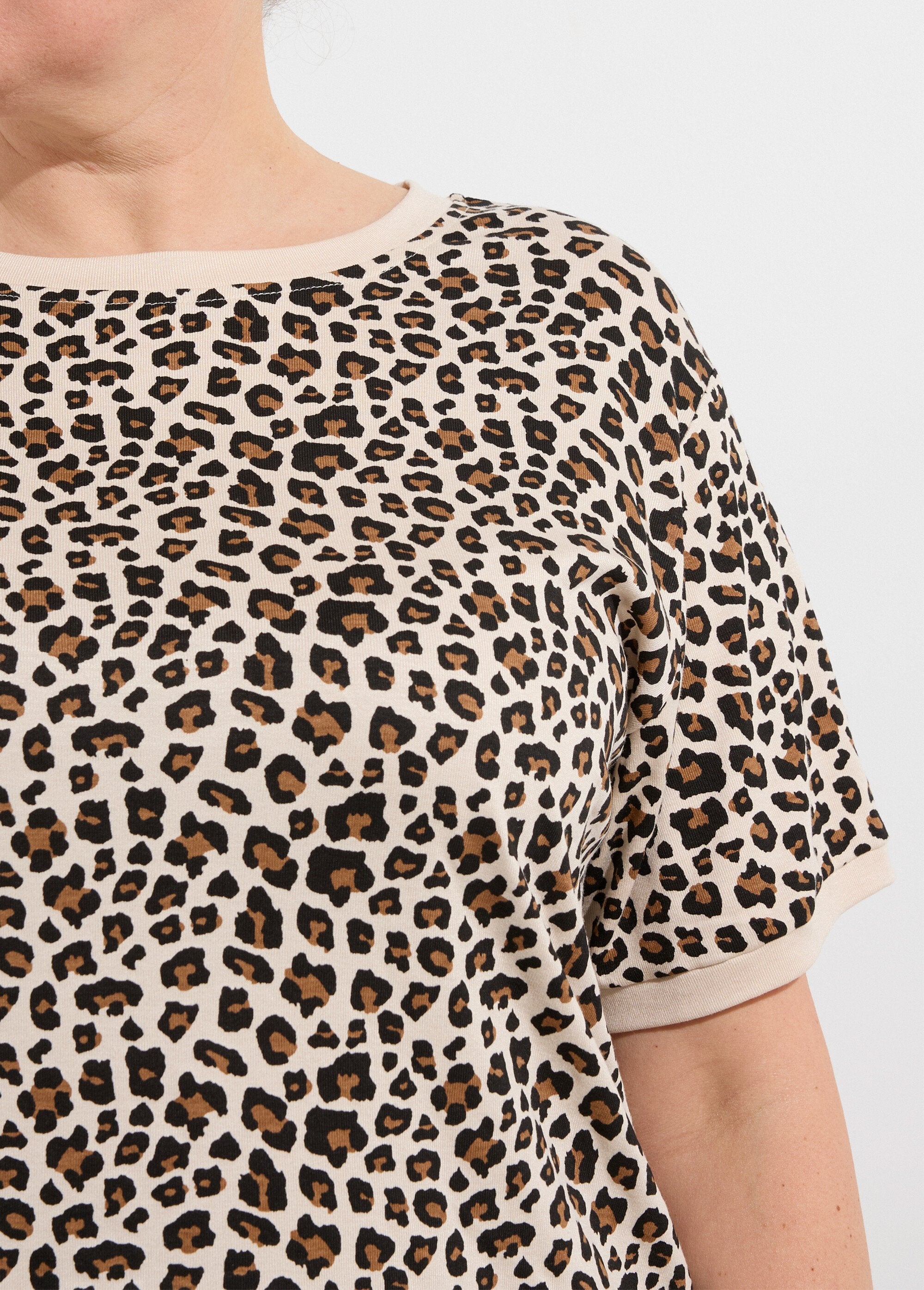 T-shirt_manches_courtes_imprimé_léopard_Leopard_DE1_curvy