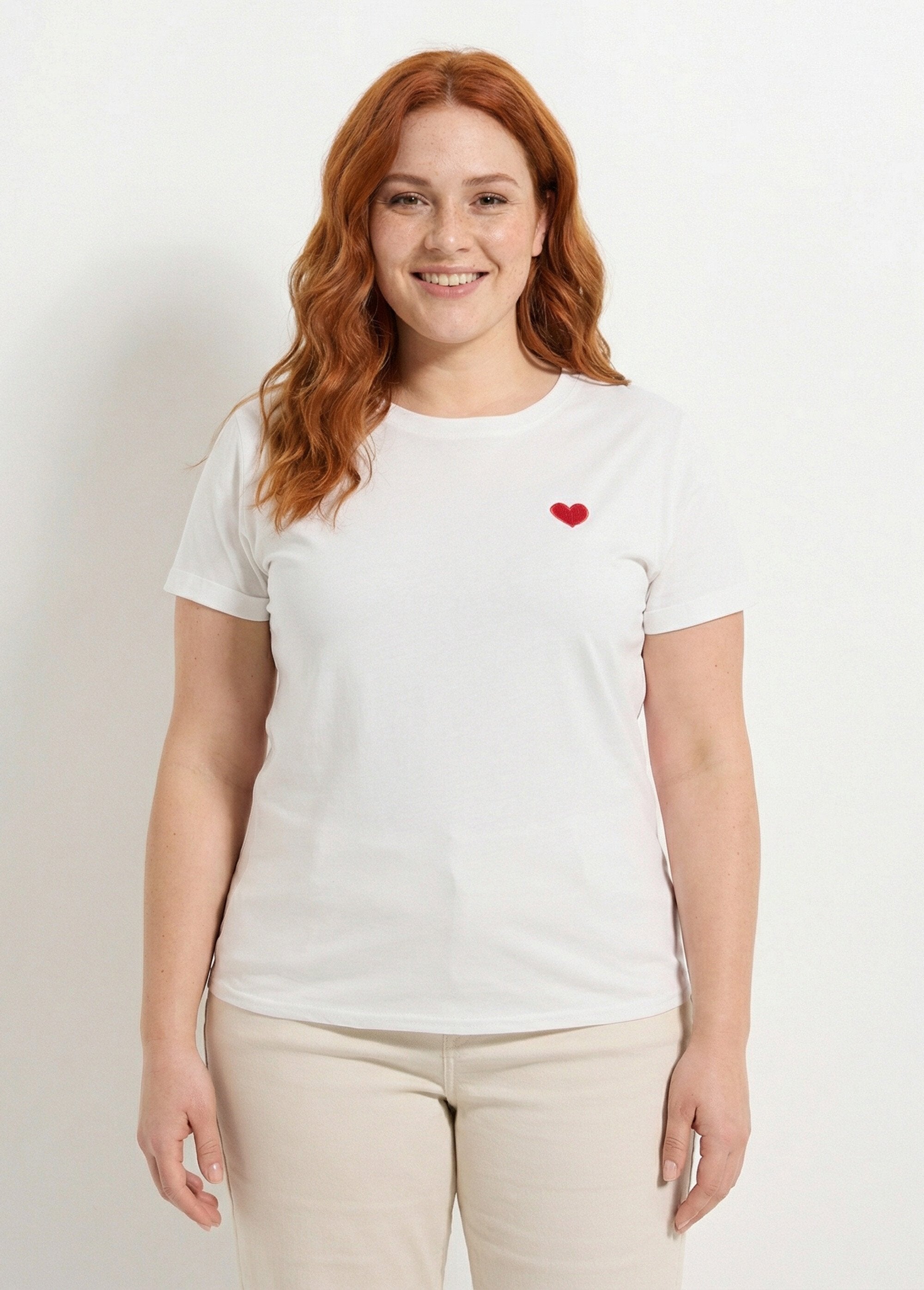 T-shirt_col_rond_avec_broderie_coeur_Blanc_et_rouge_FA1_curvy